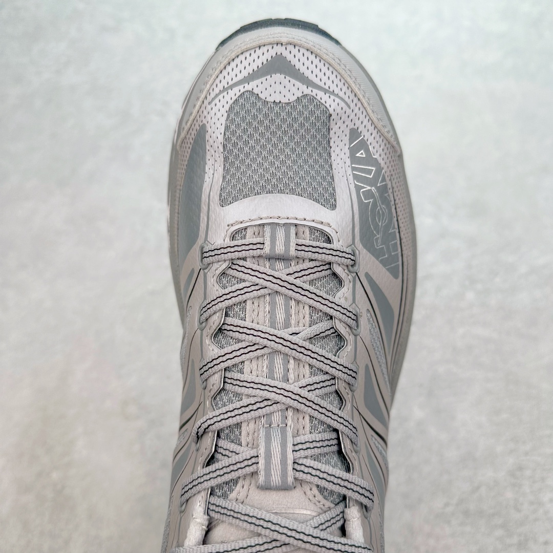 图片[4]-HOKA ONE ONE Mafate Speed 2 Low 玛法特2代系列低帮轻量户外越野休闲运动慢跑鞋 HOKA ONE ONE 最近推出了一个胶囊系列 Origin Story 这个系列里的 Mafate Speed 2 可以说让我日思夜想有一阵子了 最近终于拔草 让我来分享一下这双也是上脚赞到爆的越野跑鞋吧 以阿尔卑斯山脉作为主题将亮黄色与蓝色调覆盖在这经典轮廓之上 配色的呈现效果相当亮眼 以至于很多人买这个配色是用来日常搭配的 鞋面采用超轻的无缝架构 轻薄的TPU贴在透气的鞋面材料上 减轻重量同时也保证了支撑性 鞋底则采用滚动平衡技术 引导跑者回归自然步态 祖传的神奇EVA材质中底依旧是一如既往地表现优秀 能提供充足的缓震 作为HOKA家的越野跑鞋 VIBRAM 橡胶大底也是必不可少的 即便在复杂湿滑的地形 依旧能有良好的抓地力及稳定性 鞋带采用了弹性不易松脱的扁宽弹性鞋带 前掌与中掌部分也进行了加宽 也更加适合亚洲人的脚型 是一款十分全面且足够强悍的户外硬核越野鞋 而这双极其亮眼的越野跑鞋恰好又是在江山一百中参赛的UTMB冠军 Ludovic POMMERET 夺冠时穿着的战靴 这就让它变得更加有吸引力了 用来日常搭配的话短裤是基本不挑 长裤我个人推荐阔腿裤 工装裤以及各种长筒牛仔裤都可以 尺码：36 36.5 37.5 38 38.5 39 40 40.5 41 42 42.5 43 44 44.5 45-选品中心