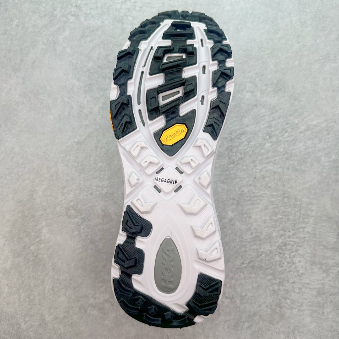 图片[9]-HOKA ONE ONE Mafate Speed 2 Low 玛法特2代系列低帮轻量户外越野休闲运动慢跑鞋 HOKA ONE ONE 最近推出了一个胶囊系列 Origin Story 这个系列里的 Mafate Speed 2 可以说让我日思夜想有一阵子了 最近终于拔草 让我来分享一下这双也是上脚赞到爆的越野跑鞋吧 以阿尔卑斯山脉作为主题将亮黄色与蓝色调覆盖在这经典轮廓之上 配色的呈现效果相当亮眼 以至于很多人买这个配色是用来日常搭配的 鞋面采用超轻的无缝架构 轻薄的TPU贴在透气的鞋面材料上 减轻重量同时也保证了支撑性 鞋底则采用滚动平衡技术 引导跑者回归自然步态 祖传的神奇EVA材质中底依旧是一如既往地表现优秀 能提供充足的缓震 作为HOKA家的越野跑鞋 VIBRAM 橡胶大底也是必不可少的 即便在复杂湿滑的地形 依旧能有良好的抓地力及稳定性 鞋带采用了弹性不易松脱的扁宽弹性鞋带 前掌与中掌部分也进行了加宽 也更加适合亚洲人的脚型 是一款十分全面且足够强悍的户外硬核越野鞋 而这双极其亮眼的越野跑鞋恰好又是在江山一百中参赛的UTMB冠军 Ludovic POMMERET 夺冠时穿着的战靴 这就让它变得更加有吸引力了 用来日常搭配的话短裤是基本不挑 长裤我个人推荐阔腿裤 工装裤以及各种长筒牛仔裤都可以 尺码：36 36.5 37.5 38 38.5 39 40 40.5 41 42 42.5 43 44 44.5 45-选品中心