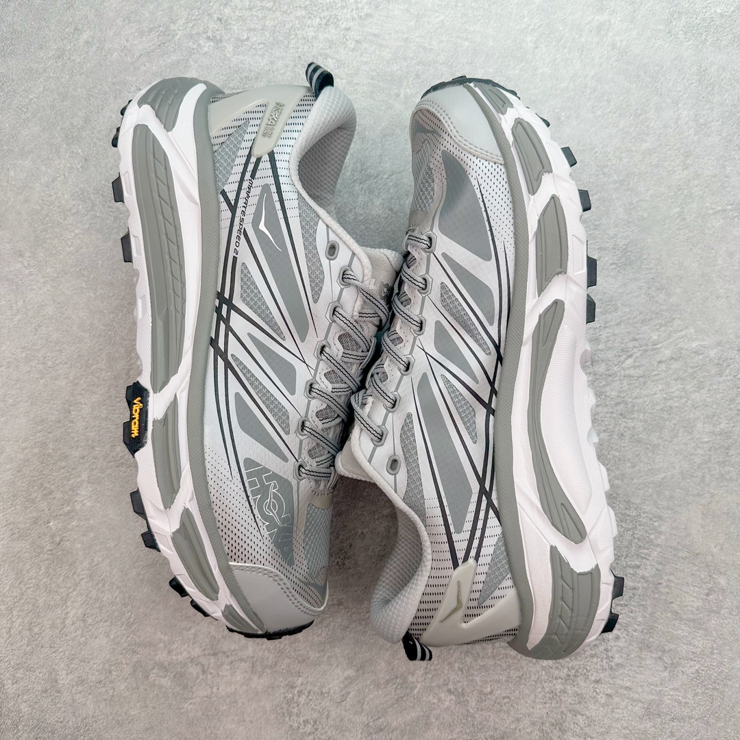 图片[3]-HOKA ONE ONE Mafate Speed 2 Low 玛法特2代系列低帮轻量户外越野休闲运动慢跑鞋 HOKA ONE ONE 最近推出了一个胶囊系列 Origin Story 这个系列里的 Mafate Speed 2 可以说让我日思夜想有一阵子了 最近终于拔草 让我来分享一下这双也是上脚赞到爆的越野跑鞋吧 以阿尔卑斯山脉作为主题将亮黄色与蓝色调覆盖在这经典轮廓之上 配色的呈现效果相当亮眼 以至于很多人买这个配色是用来日常搭配的 鞋面采用超轻的无缝架构 轻薄的TPU贴在透气的鞋面材料上 减轻重量同时也保证了支撑性 鞋底则采用滚动平衡技术 引导跑者回归自然步态 祖传的神奇EVA材质中底依旧是一如既往地表现优秀 能提供充足的缓震 作为HOKA家的越野跑鞋 VIBRAM 橡胶大底也是必不可少的 即便在复杂湿滑的地形 依旧能有良好的抓地力及稳定性 鞋带采用了弹性不易松脱的扁宽弹性鞋带 前掌与中掌部分也进行了加宽 也更加适合亚洲人的脚型 是一款十分全面且足够强悍的户外硬核越野鞋 而这双极其亮眼的越野跑鞋恰好又是在江山一百中参赛的UTMB冠军 Ludovic POMMERET 夺冠时穿着的战靴 这就让它变得更加有吸引力了 用来日常搭配的话短裤是基本不挑 长裤我个人推荐阔腿裤 工装裤以及各种长筒牛仔裤都可以 尺码：36 36.5 37.5 38 38.5 39 40 40.5 41 42 42.5 43 44 44.5 45-选品中心