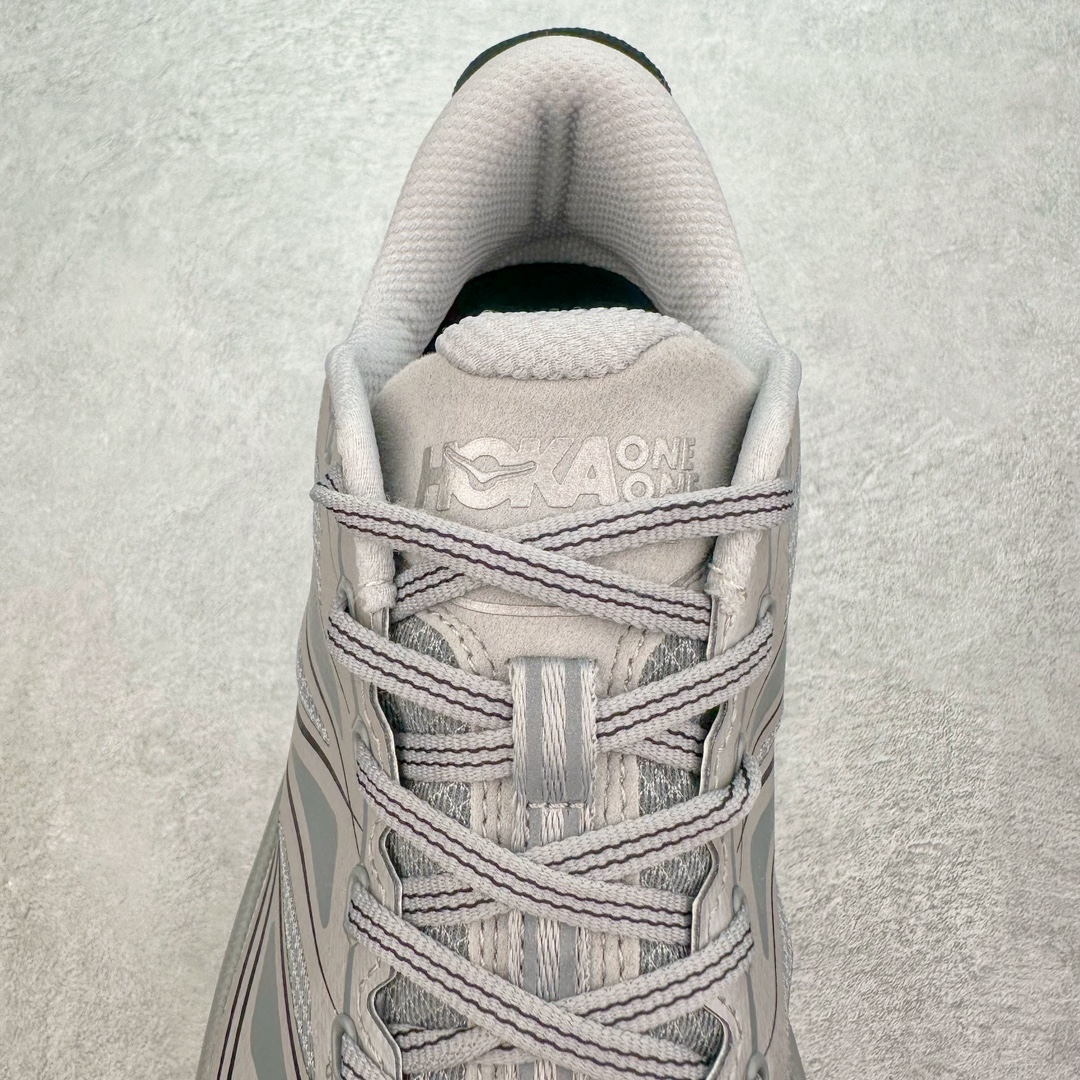 图片[5]-HOKA ONE ONE Mafate Speed 2 Low 玛法特2代系列低帮轻量户外越野休闲运动慢跑鞋 HOKA ONE ONE 最近推出了一个胶囊系列 Origin Story 这个系列里的 Mafate Speed 2 可以说让我日思夜想有一阵子了 最近终于拔草 让我来分享一下这双也是上脚赞到爆的越野跑鞋吧 以阿尔卑斯山脉作为主题将亮黄色与蓝色调覆盖在这经典轮廓之上 配色的呈现效果相当亮眼 以至于很多人买这个配色是用来日常搭配的 鞋面采用超轻的无缝架构 轻薄的TPU贴在透气的鞋面材料上 减轻重量同时也保证了支撑性 鞋底则采用滚动平衡技术 引导跑者回归自然步态 祖传的神奇EVA材质中底依旧是一如既往地表现优秀 能提供充足的缓震 作为HOKA家的越野跑鞋 VIBRAM 橡胶大底也是必不可少的 即便在复杂湿滑的地形 依旧能有良好的抓地力及稳定性 鞋带采用了弹性不易松脱的扁宽弹性鞋带 前掌与中掌部分也进行了加宽 也更加适合亚洲人的脚型 是一款十分全面且足够强悍的户外硬核越野鞋 而这双极其亮眼的越野跑鞋恰好又是在江山一百中参赛的UTMB冠军 Ludovic POMMERET 夺冠时穿着的战靴 这就让它变得更加有吸引力了 用来日常搭配的话短裤是基本不挑 长裤我个人推荐阔腿裤 工装裤以及各种长筒牛仔裤都可以 尺码：36 36.5 37.5 38 38.5 39 40 40.5 41 42 42.5 43 44 44.5 45-选品中心