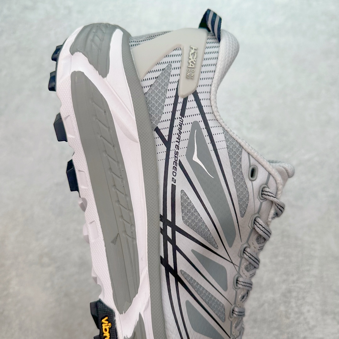 图片[6]-HOKA ONE ONE Mafate Speed 2 Low 玛法特2代系列低帮轻量户外越野休闲运动慢跑鞋 HOKA ONE ONE 最近推出了一个胶囊系列 Origin Story 这个系列里的 Mafate Speed 2 可以说让我日思夜想有一阵子了 最近终于拔草 让我来分享一下这双也是上脚赞到爆的越野跑鞋吧 以阿尔卑斯山脉作为主题将亮黄色与蓝色调覆盖在这经典轮廓之上 配色的呈现效果相当亮眼 以至于很多人买这个配色是用来日常搭配的 鞋面采用超轻的无缝架构 轻薄的TPU贴在透气的鞋面材料上 减轻重量同时也保证了支撑性 鞋底则采用滚动平衡技术 引导跑者回归自然步态 祖传的神奇EVA材质中底依旧是一如既往地表现优秀 能提供充足的缓震 作为HOKA家的越野跑鞋 VIBRAM 橡胶大底也是必不可少的 即便在复杂湿滑的地形 依旧能有良好的抓地力及稳定性 鞋带采用了弹性不易松脱的扁宽弹性鞋带 前掌与中掌部分也进行了加宽 也更加适合亚洲人的脚型 是一款十分全面且足够强悍的户外硬核越野鞋 而这双极其亮眼的越野跑鞋恰好又是在江山一百中参赛的UTMB冠军 Ludovic POMMERET 夺冠时穿着的战靴 这就让它变得更加有吸引力了 用来日常搭配的话短裤是基本不挑 长裤我个人推荐阔腿裤 工装裤以及各种长筒牛仔裤都可以 尺码：36 36.5 37.5 38 38.5 39 40 40.5 41 42 42.5 43 44 44.5 45-选品中心
