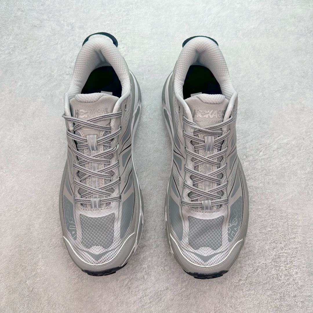 图片[2]-HOKA ONE ONE Mafate Speed 2 Low 玛法特2代系列低帮轻量户外越野休闲运动慢跑鞋 HOKA ONE ONE 最近推出了一个胶囊系列 Origin Story 这个系列里的 Mafate Speed 2 可以说让我日思夜想有一阵子了 最近终于拔草 让我来分享一下这双也是上脚赞到爆的越野跑鞋吧 以阿尔卑斯山脉作为主题将亮黄色与蓝色调覆盖在这经典轮廓之上 配色的呈现效果相当亮眼 以至于很多人买这个配色是用来日常搭配的 鞋面采用超轻的无缝架构 轻薄的TPU贴在透气的鞋面材料上 减轻重量同时也保证了支撑性 鞋底则采用滚动平衡技术 引导跑者回归自然步态 祖传的神奇EVA材质中底依旧是一如既往地表现优秀 能提供充足的缓震 作为HOKA家的越野跑鞋 VIBRAM 橡胶大底也是必不可少的 即便在复杂湿滑的地形 依旧能有良好的抓地力及稳定性 鞋带采用了弹性不易松脱的扁宽弹性鞋带 前掌与中掌部分也进行了加宽 也更加适合亚洲人的脚型 是一款十分全面且足够强悍的户外硬核越野鞋 而这双极其亮眼的越野跑鞋恰好又是在江山一百中参赛的UTMB冠军 Ludovic POMMERET 夺冠时穿着的战靴 这就让它变得更加有吸引力了 用来日常搭配的话短裤是基本不挑 长裤我个人推荐阔腿裤 工装裤以及各种长筒牛仔裤都可以 尺码：36 36.5 37.5 38 38.5 39 40 40.5 41 42 42.5 43 44 44.5 45-选品中心