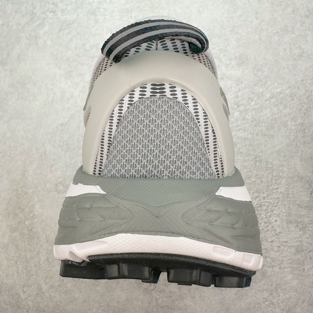 图片[8]-HOKA ONE ONE Mafate Speed 2 Low 玛法特2代系列低帮轻量户外越野休闲运动慢跑鞋 HOKA ONE ONE 最近推出了一个胶囊系列 Origin Story 这个系列里的 Mafate Speed 2 可以说让我日思夜想有一阵子了 最近终于拔草 让我来分享一下这双也是上脚赞到爆的越野跑鞋吧 以阿尔卑斯山脉作为主题将亮黄色与蓝色调覆盖在这经典轮廓之上 配色的呈现效果相当亮眼 以至于很多人买这个配色是用来日常搭配的 鞋面采用超轻的无缝架构 轻薄的TPU贴在透气的鞋面材料上 减轻重量同时也保证了支撑性 鞋底则采用滚动平衡技术 引导跑者回归自然步态 祖传的神奇EVA材质中底依旧是一如既往地表现优秀 能提供充足的缓震 作为HOKA家的越野跑鞋 VIBRAM 橡胶大底也是必不可少的 即便在复杂湿滑的地形 依旧能有良好的抓地力及稳定性 鞋带采用了弹性不易松脱的扁宽弹性鞋带 前掌与中掌部分也进行了加宽 也更加适合亚洲人的脚型 是一款十分全面且足够强悍的户外硬核越野鞋 而这双极其亮眼的越野跑鞋恰好又是在江山一百中参赛的UTMB冠军 Ludovic POMMERET 夺冠时穿着的战靴 这就让它变得更加有吸引力了 用来日常搭配的话短裤是基本不挑 长裤我个人推荐阔腿裤 工装裤以及各种长筒牛仔裤都可以 尺码：36 36.5 37.5 38 38.5 39 40 40.5 41 42 42.5 43 44 44.5 45-选品中心