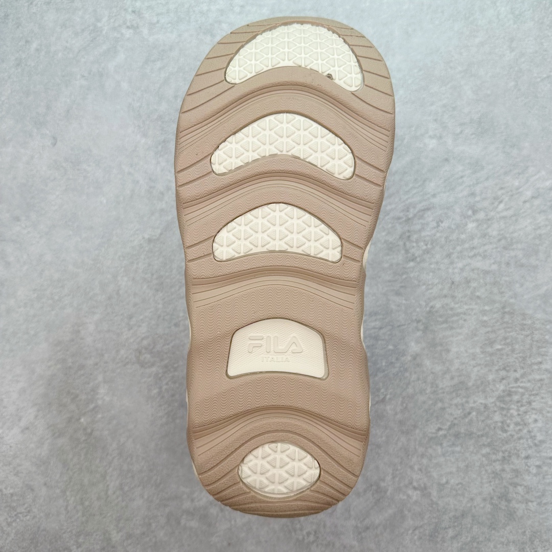 图片[9]-FILA FRAGOLA 斐乐潮牌防滑耐磨轻便沙滩凉鞋 FUSION 系列传承了 FILA 的百年基因，融入年轻运动及潮流文化，成为引领变革、创新突破的一代。以“1+N” 的跨界合作模式重现经典的同时创造经典。带来最出其不意的跨界合作惊喜。同时，FILAFUSION把FILA 的 DNA 融入到定制体验里，你可以随心制造厲于你的产品。FILA FUSION 的鞋家族涵盖了老爹鞋、跑步鞋、网球鞋、季节款。风格复古新潮，满足了时尚人士出行及各类运动的搭配需求，成为当下年轻人筷拥的鞋类品牌之一。FILA FUSION 走进年轻人的世界，通过年轻人运动，街舞，滑板，篮球，展现 FILA FUSION 的潮流态度和年轻文化。FILA FUSION 认为末来属于引领变革、创新突破的年轻一代，让我们一起构成 FILA 未来的蓝图吧！尺码：36 36.5 37.5 38 38.5 39 40-选品中心