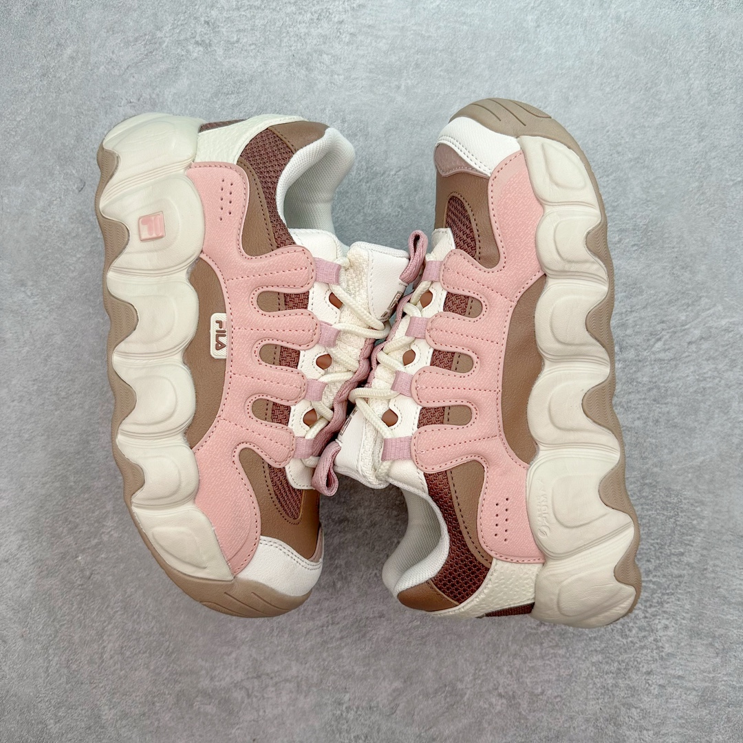 图片[3]-FILA FRAGOLA 斐乐潮牌防滑耐磨轻便沙滩凉鞋 FUSION 系列传承了 FILA 的百年基因，融入年轻运动及潮流文化，成为引领变革、创新突破的一代。以“1+N” 的跨界合作模式重现经典的同时创造经典。带来最出其不意的跨界合作惊喜。同时，FILAFUSION把FILA 的 DNA 融入到定制体验里，你可以随心制造厲于你的产品。FILA FUSION 的鞋家族涵盖了老爹鞋、跑步鞋、网球鞋、季节款。风格复古新潮，满足了时尚人士出行及各类运动的搭配需求，成为当下年轻人筷拥的鞋类品牌之一。FILA FUSION 走进年轻人的世界，通过年轻人运动，街舞，滑板，篮球，展现 FILA FUSION 的潮流态度和年轻文化。FILA FUSION 认为末来属于引领变革、创新突破的年轻一代，让我们一起构成 FILA 未来的蓝图吧！尺码：36 36.5 37.5 38 38.5 39 40-选品中心