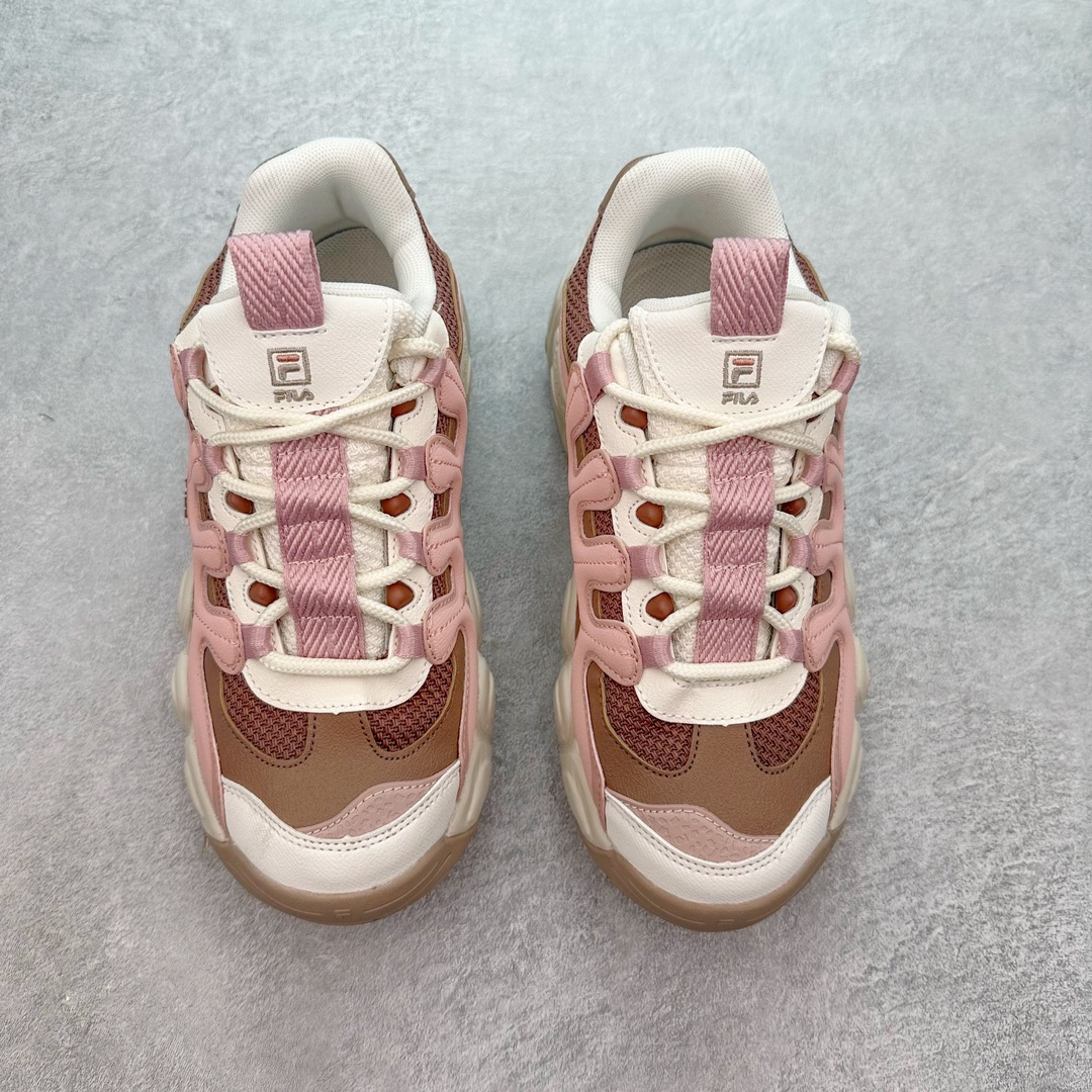 图片[2]-FILA FRAGOLA 斐乐潮牌防滑耐磨轻便沙滩凉鞋 FUSION 系列传承了 FILA 的百年基因，融入年轻运动及潮流文化，成为引领变革、创新突破的一代。以“1+N” 的跨界合作模式重现经典的同时创造经典。带来最出其不意的跨界合作惊喜。同时，FILAFUSION把FILA 的 DNA 融入到定制体验里，你可以随心制造厲于你的产品。FILA FUSION 的鞋家族涵盖了老爹鞋、跑步鞋、网球鞋、季节款。风格复古新潮，满足了时尚人士出行及各类运动的搭配需求，成为当下年轻人筷拥的鞋类品牌之一。FILA FUSION 走进年轻人的世界，通过年轻人运动，街舞，滑板，篮球，展现 FILA FUSION 的潮流态度和年轻文化。FILA FUSION 认为末来属于引领变革、创新突破的年轻一代，让我们一起构成 FILA 未来的蓝图吧！尺码：36 36.5 37.5 38 38.5 39 40-选品中心