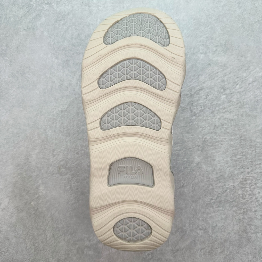 图片[9]-FILA FRAGOLA 斐乐潮牌防滑耐磨轻便沙滩凉鞋 FUSION 系列传承了 FILA 的百年基因，融入年轻运动及潮流文化，成为引领变革、创新突破的一代。以“1+N” 的跨界合作模式重现经典的同时创造经典。带来最出其不意的跨界合作惊喜。同时，FILAFUSION把FILA 的 DNA 融入到定制体验里，你可以随心制造厲于你的产品。FILA FUSION 的鞋家族涵盖了老爹鞋、跑步鞋、网球鞋、季节款。风格复古新潮，满足了时尚人士出行及各类运动的搭配需求，成为当下年轻人筷拥的鞋类品牌之一。FILA FUSION 走进年轻人的世界，通过年轻人运动，街舞，滑板，篮球，展现 FILA FUSION 的潮流态度和年轻文化。FILA FUSION 认为末来属于引领变革、创新突破的年轻一代，让我们一起构成 FILA 未来的蓝图吧！尺码：36 36.5 37.5 38 38.5 39 40-选品中心