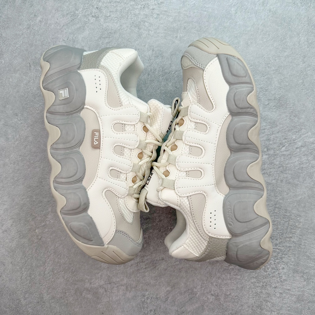 图片[3]-FILA FRAGOLA 斐乐潮牌防滑耐磨轻便沙滩凉鞋 FUSION 系列传承了 FILA 的百年基因，融入年轻运动及潮流文化，成为引领变革、创新突破的一代。以“1+N” 的跨界合作模式重现经典的同时创造经典。带来最出其不意的跨界合作惊喜。同时，FILAFUSION把FILA 的 DNA 融入到定制体验里，你可以随心制造厲于你的产品。FILA FUSION 的鞋家族涵盖了老爹鞋、跑步鞋、网球鞋、季节款。风格复古新潮，满足了时尚人士出行及各类运动的搭配需求，成为当下年轻人筷拥的鞋类品牌之一。FILA FUSION 走进年轻人的世界，通过年轻人运动，街舞，滑板，篮球，展现 FILA FUSION 的潮流态度和年轻文化。FILA FUSION 认为末来属于引领变革、创新突破的年轻一代，让我们一起构成 FILA 未来的蓝图吧！尺码：36 36.5 37.5 38 38.5 39 40-选品中心