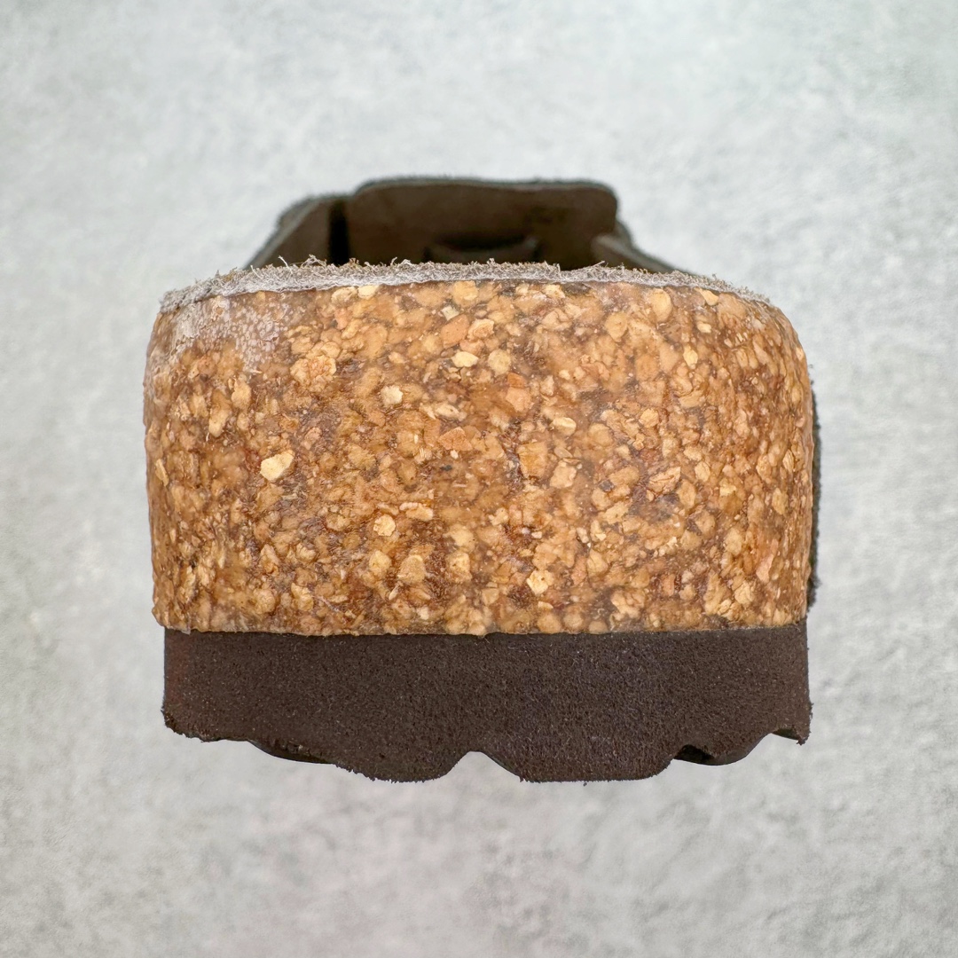 图片[8]-＃莞产纯原福利 Birkenstock Boston VL 勃肯软木底包头拖鞋 天鹅绒般的绒面革赋子休闲的经典外观 四季皆宜 柔软的鞋床采用额外的泡沫缓冲层 提供额外的舒适感和全天支撑 全网独家首发 源于德国的严谨工艺 牛巴戎面 中层松木 EVA 三层组合大底 优质牛皮面料五金扣 出口订单 尺码：35-44-选品中心