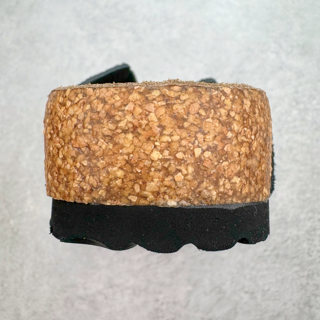 图片[8]-＃莞产纯原福利 Birkenstock Boston VL 勃肯软木底包头拖鞋 天鹅绒般的绒面革赋子休闲的经典外观 四季皆宜 柔软的鞋床采用额外的泡沫缓冲层 提供额外的舒适感和全天支撑 全网独家首发 源于德国的严谨工艺 牛巴戎面 中层松木 EVA 三层组合大底 优质牛皮面料五金扣 出口订单 尺码：35-44-选品中心