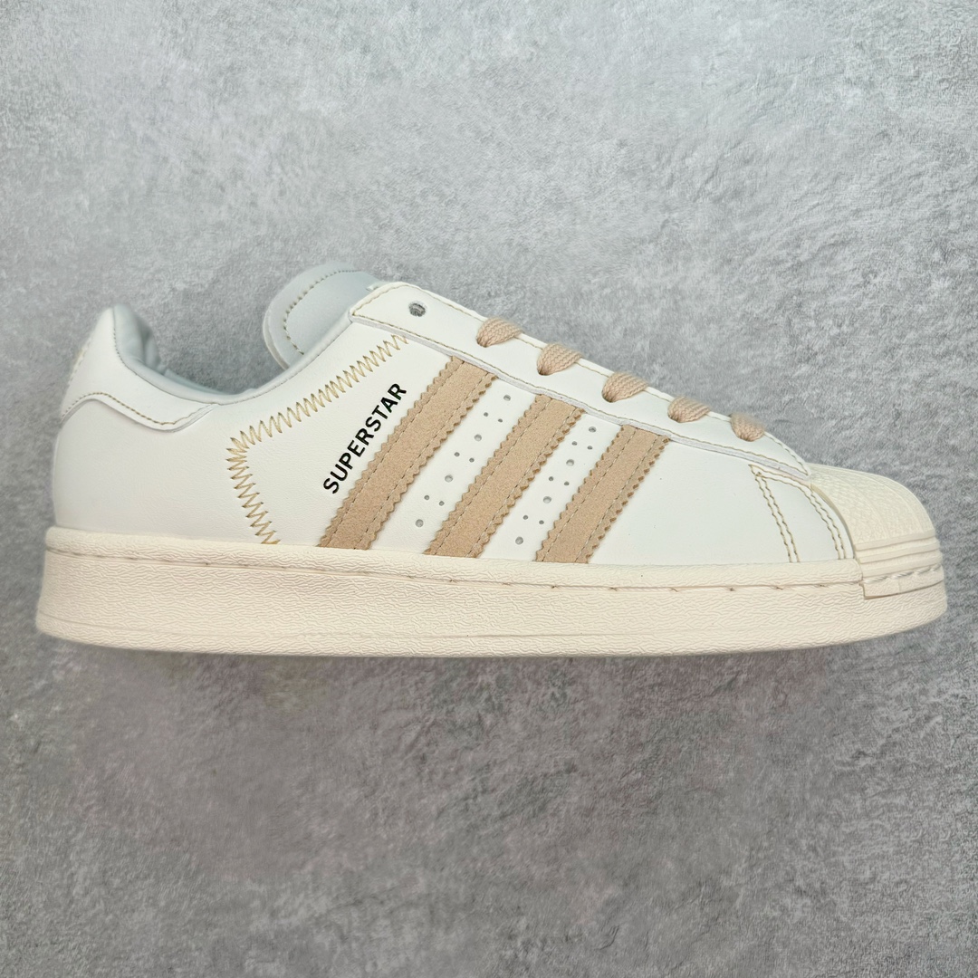 AD Originals Superstar 经典复古贝壳头板鞋 IF1779 诞生于1969年 是第一双将全皮面鞋 身与橡胶鞋头结合在一起的低帮篮球鞋 Superstar最开始 是作为高帮篮球鞋Pro Model的低帮版本而出现的 但因为其独特和醒目的橡胶鞋头造型而让大家熟知 被大家形象地称为\\\