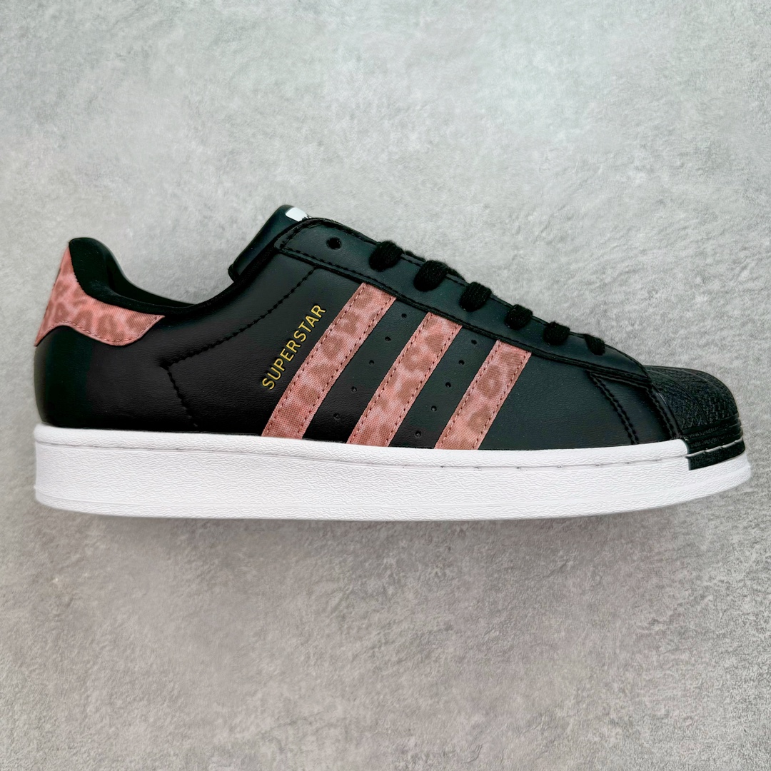 AD Originals Superstar 经典复古贝壳头板鞋 ID7258 诞生于1969年 是第一双将全皮面鞋 身与橡胶鞋头结合在一起的低帮篮球鞋 Superstar最开始 是作为高帮篮球鞋Pro Model的低帮版本而出现的 但因为其独特和醒目的橡胶鞋头造型而让大家熟知 被大家形象地称为\\\