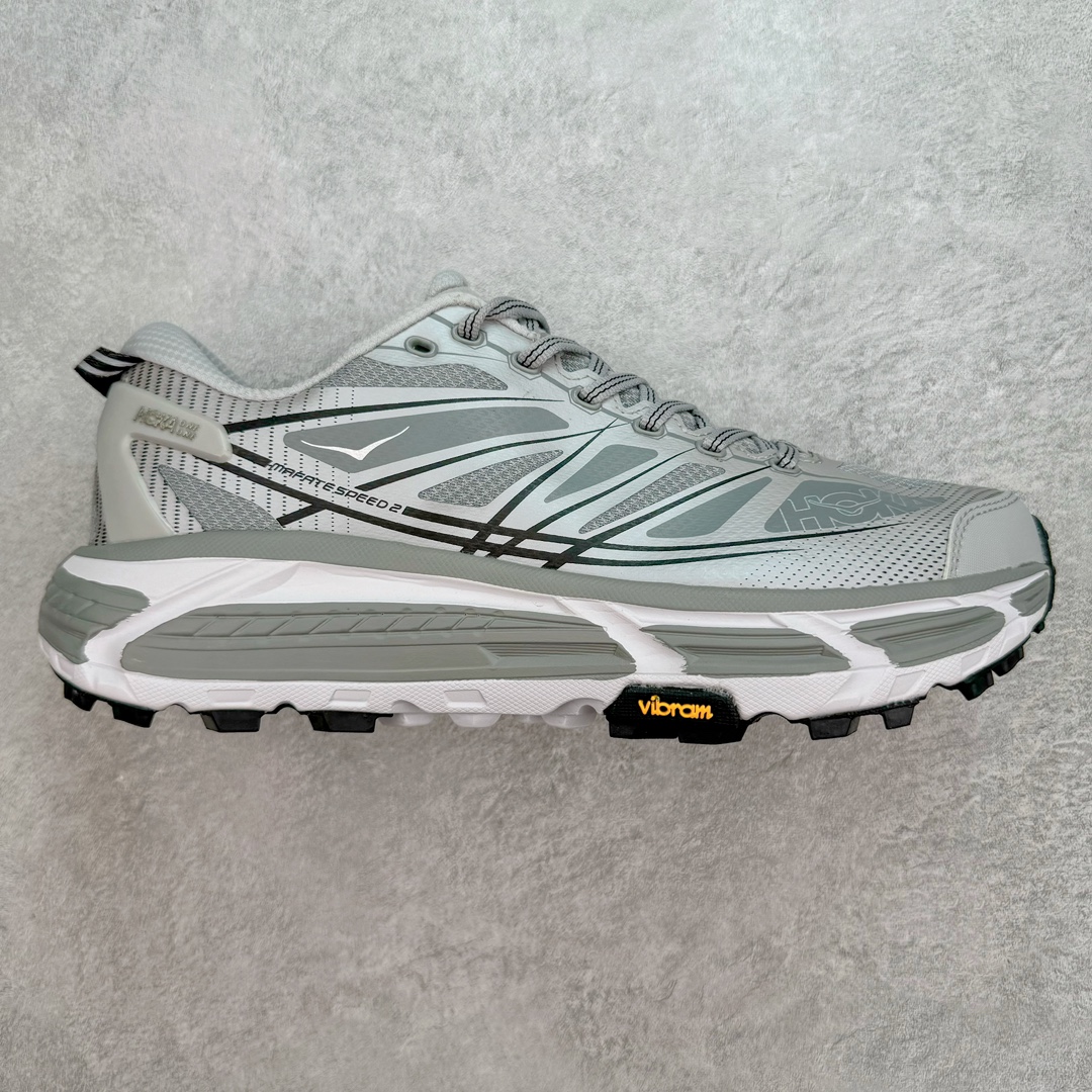 HOKA ONE ONE Mafate Speed 2 Low 玛法特2代系列低帮轻量户外越野休闲运动慢跑鞋 HOKA ONE ONE 最近推出了一个胶囊系列 Origin Story 这个系列里的 Mafate Speed 2 可以说让我日思夜想有一阵子了 最近终于拔草 让我来分享一下这双也是上脚赞到爆的越野跑鞋吧 以阿尔卑斯山脉作为主题将亮黄色与蓝色调覆盖在这经典轮廓之上 配色的呈现效果相当亮眼 以至于很多人买这个配色是用来日常搭配的 鞋面采用超轻的无缝架构 轻薄的TPU贴在透气的鞋面材料上 减轻重量同时也保证了支撑性 鞋底则采用滚动平衡技术 引导跑者回归自然步态 祖传的神奇EVA材质中底依旧是一如既往地表现优秀 能提供充足的缓震 作为HOKA家的越野跑鞋 VIBRAM 橡胶大底也是必不可少的 即便在复杂湿滑的地形 依旧能有良好的抓地力及稳定性 鞋带采用了弹性不易松脱的扁宽弹性鞋带 前掌与中掌部分也进行了加宽 也更加适合亚洲人的脚型 是一款十分全面且足够强悍的户外硬核越野鞋 而这双极其亮眼的越野跑鞋恰好又是在江山一百中参赛的UTMB冠军 Ludovic POMMERET 夺冠时穿着的战靴 这就让它变得更加有吸引力了 用来日常搭配的话短裤是基本不挑 长裤我个人推荐阔腿裤 工装裤以及各种长筒牛仔裤都可以 尺码：36 36.5 37.5 38 38.5 39 40 40.5 41 42 42.5 43 44 44.5 45-选品中心