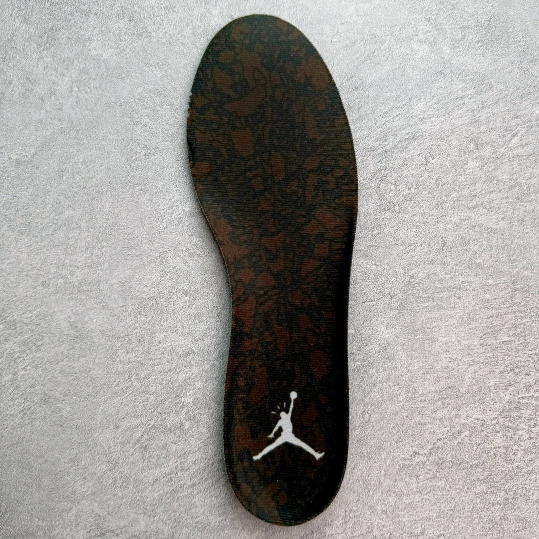 图片[12]-＃KZ神版 Travis Scott x Jordan AJ Cut The Check TS倒钩联名魔术贴篮球鞋 FZ8117-204 原厂全套原楦原纸板冲刀磨具开发 原厂皮料加持 原厂港宝加持定型后跟R度完美 同源原厂电绣 鬼脸飞翼针数密度立体效果一致 百分百一致原鞋 原厂拉帮工艺 针距密度一致 后跟弧度收口自然不对折 极致一眼正品既视感 进口玻璃冲刀皮料裁剪零毛边 全鞋电脑针车工艺 品控清洁度最高QC检验标准 免检产品 原厂订购鞋盒、布袋、鞋标、防尘纸、鞋撑、鞋带 追求极致的原厂味道 配色方面采用白色为基础 搭配棕色框架呈现 完美还原了初代倒钩的配色设计 细节方面 标志性的反钩Swoosh采用米色点缀 鞋面还带有特殊的魔术贴细节 此外在鞋舌、后跟部分均带有Cactus Jack厂牌Logo 彰显鞋款特殊身份 尺码：36 36.5 37.5 38 38.5 39 40 40.5 41 42 42.5 43 44 44.5 45 46 47.5 48.5-选品中心