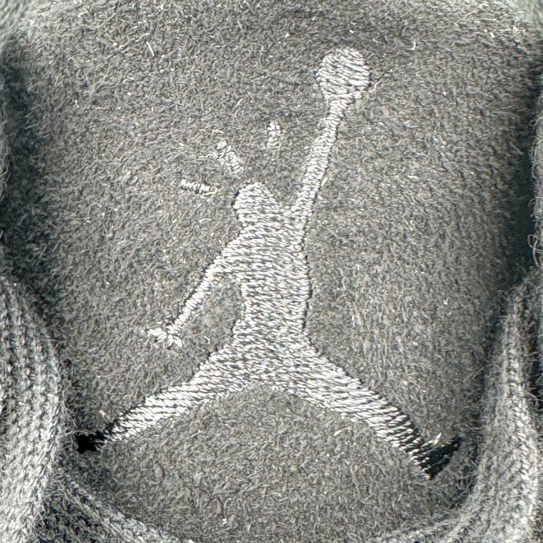 图片[10]-＃KZ神版 Travis Scott x Jordan AJ Cut The Check TS倒钩联名魔术贴篮球鞋 FZ8117-204 原厂全套原楦原纸板冲刀磨具开发 原厂皮料加持 原厂港宝加持定型后跟R度完美 同源原厂电绣 鬼脸飞翼针数密度立体效果一致 百分百一致原鞋 原厂拉帮工艺 针距密度一致 后跟弧度收口自然不对折 极致一眼正品既视感 进口玻璃冲刀皮料裁剪零毛边 全鞋电脑针车工艺 品控清洁度最高QC检验标准 免检产品 原厂订购鞋盒、布袋、鞋标、防尘纸、鞋撑、鞋带 追求极致的原厂味道 配色方面采用白色为基础 搭配棕色框架呈现 完美还原了初代倒钩的配色设计 细节方面 标志性的反钩Swoosh采用米色点缀 鞋面还带有特殊的魔术贴细节 此外在鞋舌、后跟部分均带有Cactus Jack厂牌Logo 彰显鞋款特殊身份 尺码：36 36.5 37.5 38 38.5 39 40 40.5 41 42 42.5 43 44 44.5 45 46 47.5 48.5-选品中心