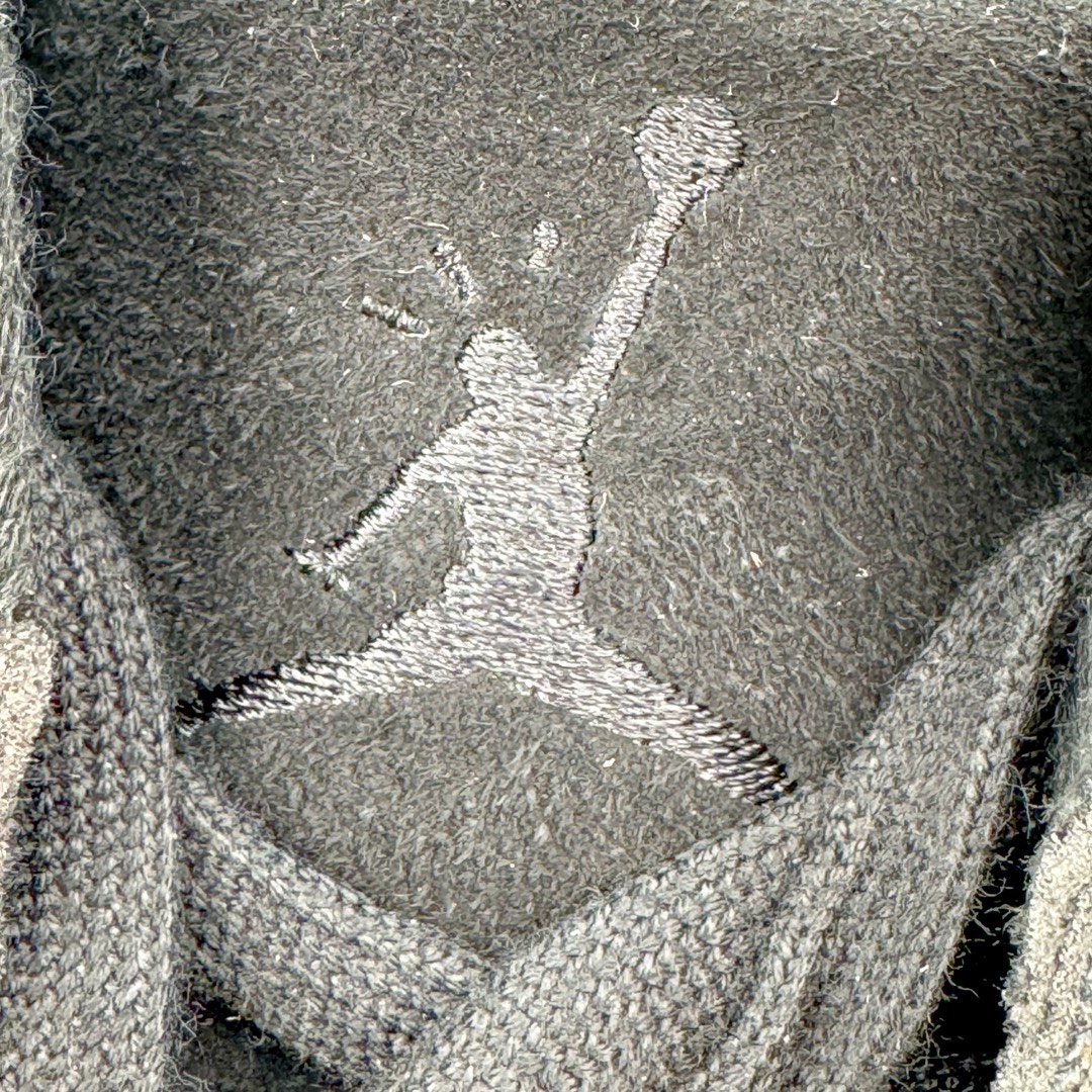 图片[11]-＃KZ神版 Travis Scott x Jordan AJ Cut The Check TS倒钩联名魔术贴篮球鞋 FZ8117-204 原厂全套原楦原纸板冲刀磨具开发 原厂皮料加持 原厂港宝加持定型后跟R度完美 同源原厂电绣 鬼脸飞翼针数密度立体效果一致 百分百一致原鞋 原厂拉帮工艺 针距密度一致 后跟弧度收口自然不对折 极致一眼正品既视感 进口玻璃冲刀皮料裁剪零毛边 全鞋电脑针车工艺 品控清洁度最高QC检验标准 免检产品 原厂订购鞋盒、布袋、鞋标、防尘纸、鞋撑、鞋带 追求极致的原厂味道 配色方面采用白色为基础 搭配棕色框架呈现 完美还原了初代倒钩的配色设计 细节方面 标志性的反钩Swoosh采用米色点缀 鞋面还带有特殊的魔术贴细节 此外在鞋舌、后跟部分均带有Cactus Jack厂牌Logo 彰显鞋款特殊身份 尺码：36 36.5 37.5 38 38.5 39 40 40.5 41 42 42.5 43 44 44.5 45 46 47.5 48.5-选品中心