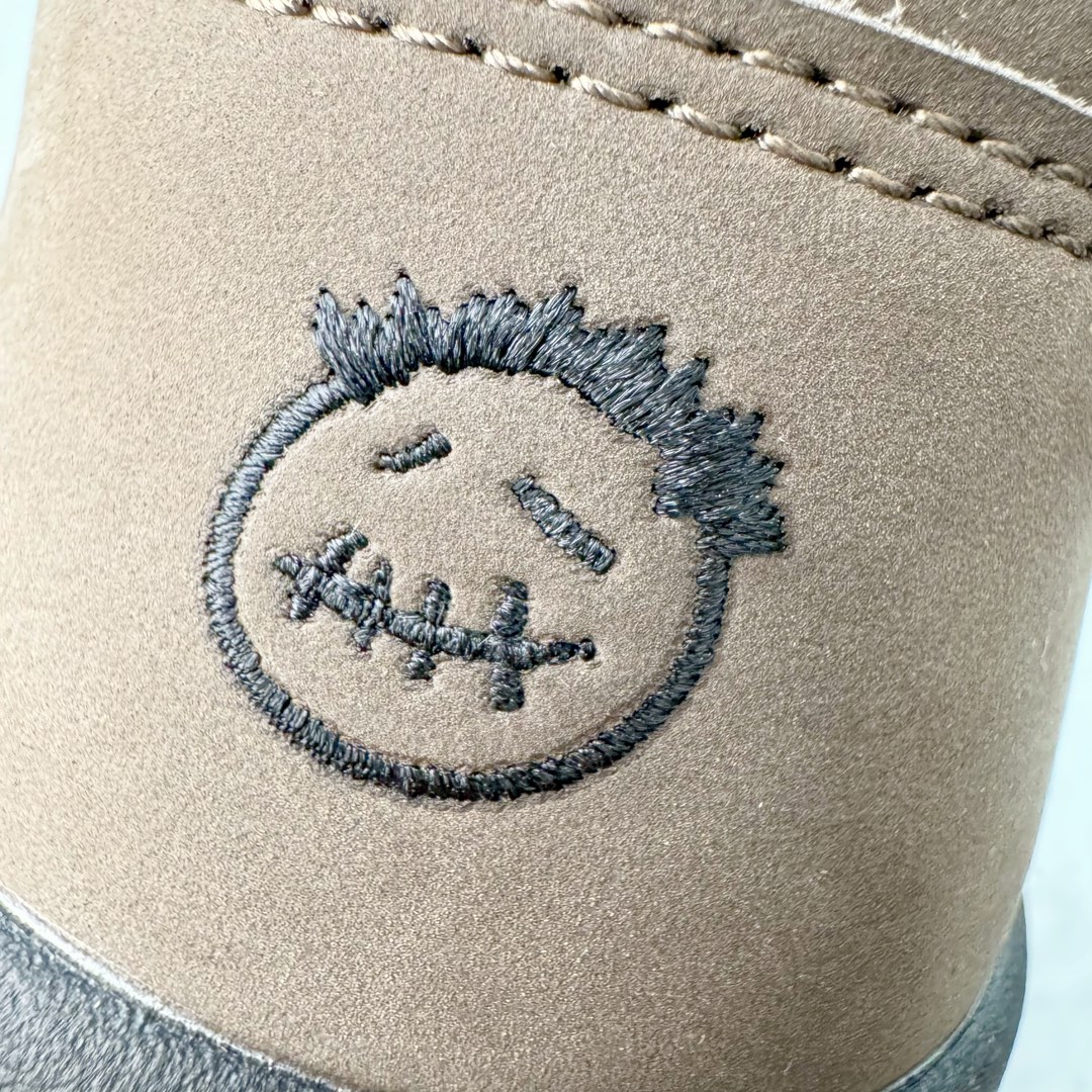 图片[19]-＃KZ神版 Travis Scott x Jordan AJ Cut The Check TS倒钩联名魔术贴篮球鞋 FZ8117-204 原厂全套原楦原纸板冲刀磨具开发 原厂皮料加持 原厂港宝加持定型后跟R度完美 同源原厂电绣 鬼脸飞翼针数密度立体效果一致 百分百一致原鞋 原厂拉帮工艺 针距密度一致 后跟弧度收口自然不对折 极致一眼正品既视感 进口玻璃冲刀皮料裁剪零毛边 全鞋电脑针车工艺 品控清洁度最高QC检验标准 免检产品 原厂订购鞋盒、布袋、鞋标、防尘纸、鞋撑、鞋带 追求极致的原厂味道 配色方面采用白色为基础 搭配棕色框架呈现 完美还原了初代倒钩的配色设计 细节方面 标志性的反钩Swoosh采用米色点缀 鞋面还带有特殊的魔术贴细节 此外在鞋舌、后跟部分均带有Cactus Jack厂牌Logo 彰显鞋款特殊身份 尺码：36 36.5 37.5 38 38.5 39 40 40.5 41 42 42.5 43 44 44.5 45 46 47.5 48.5-选品中心