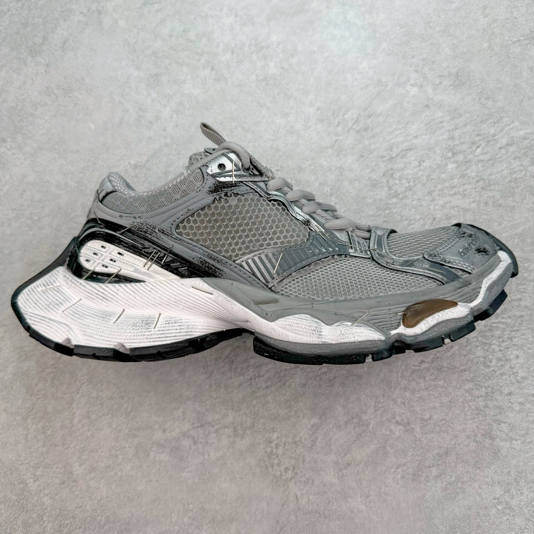 ＃VG BALENCIAGA Stapler Sneakers 巴黎世家订书机鞋网布系带低帮走秀复古老爹鞋 圈内最强巴黎 尺码大小一比一还原Zp 区别其他工厂缩小两个号码 全套原纸板楦头开发 最原汁原味的灵魂版型 全鞋荧光划线卡点 胶水把控整洁度追求极致完美 每一双都是工艺品 多重QC质检 超越公司货的品控标准 实实在在的免检产品 原盒原配 正确字体电绣 粗细、位置、大小正确 侧边TPU 透气孔匹配意产原版 正确分离大底 TPU软底 原版一致大底LOGO 立体感十足 原厂皮料水洗做旧 采购原厂网纱 不含皮革 网布材料和聚氨酯 磨损效果 展现品牌对于新潮事物的热情 这款鞋子拥有巨大尺寸和醒目设计 符合当下”老爹鞋”的趋势 鞋子采用银灰配色 营造出低调而不失华丽的效果 10XL的尺码使它成为市场中最显眼的存在 适合追求个性化的人群 Balenciaga始终站在时尚前沿 此次发布的产品再次体现了他们的创新能力 偏大两码 尺码：35 36 37 38 39 40 41 42 43 44 45 46-选品中心