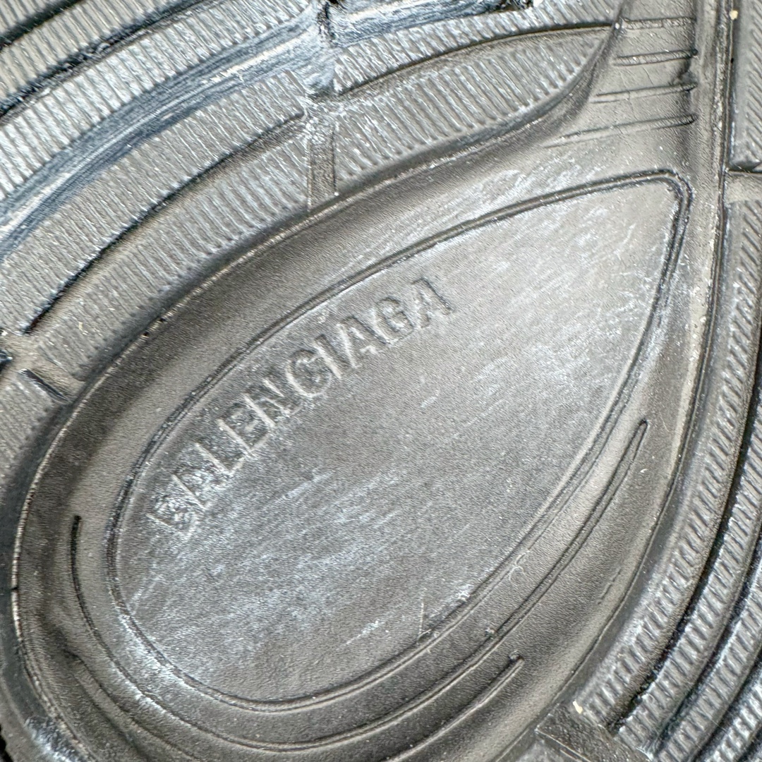 图片[15]-＃ZC BALENCIAGA CIRCUIT 巴黎世家十三代圆头系带LOGO印花低帮老爹鞋 全套原纸板楦头开发 最原汁原味的灵魂版型 全鞋荧光划线卡点 胶水把控整洁度追求极致完美 每一双都是工艺品 多重QC质检 超越公司货的品控标准 实实在在的免检产品 原盒原配 正确字体电绣 粗细、位置、大小正确 侧边TPU 透气孔匹配意产原版 正确分离大底 TPU软底 原版一致大底LOGO 立体感十足 原厂皮料水洗做旧 采购原厂网纱 偏大一码 尺码：35 36 37 38 39 40 41 42 43 44 45 46-选品中心