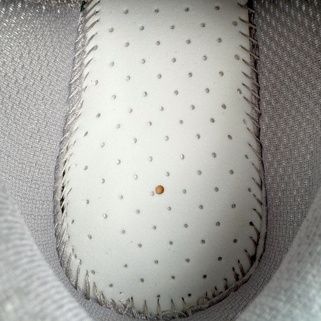 图片[10]-＃VG BALENCIAGA Stapler Sneakers 巴黎世家订书机鞋网布系带低帮走秀复古老爹鞋 圈内最强巴黎 尺码大小一比一还原Zp 区别其他工厂缩小两个号码 全套原纸板楦头开发 最原汁原味的灵魂版型 全鞋荧光划线卡点 胶水把控整洁度追求极致完美 每一双都是工艺品 多重QC质检 超越公司货的品控标准 实实在在的免检产品 原盒原配 正确字体电绣 粗细、位置、大小正确 侧边TPU 透气孔匹配意产原版 正确分离大底 TPU软底 原版一致大底LOGO 立体感十足 原厂皮料水洗做旧 采购原厂网纱 不含皮革 网布材料和聚氨酯 磨损效果 展现品牌对于新潮事物的热情 这款鞋子拥有巨大尺寸和醒目设计 符合当下”老爹鞋”的趋势 鞋子采用银灰配色 营造出低调而不失华丽的效果 10XL的尺码使它成为市场中最显眼的存在 适合追求个性化的人群 Balenciaga始终站在时尚前沿 此次发布的产品再次体现了他们的创新能力 偏大两码 尺码：35 36 37 38 39 40 41 42 43 44 45 46-选品中心