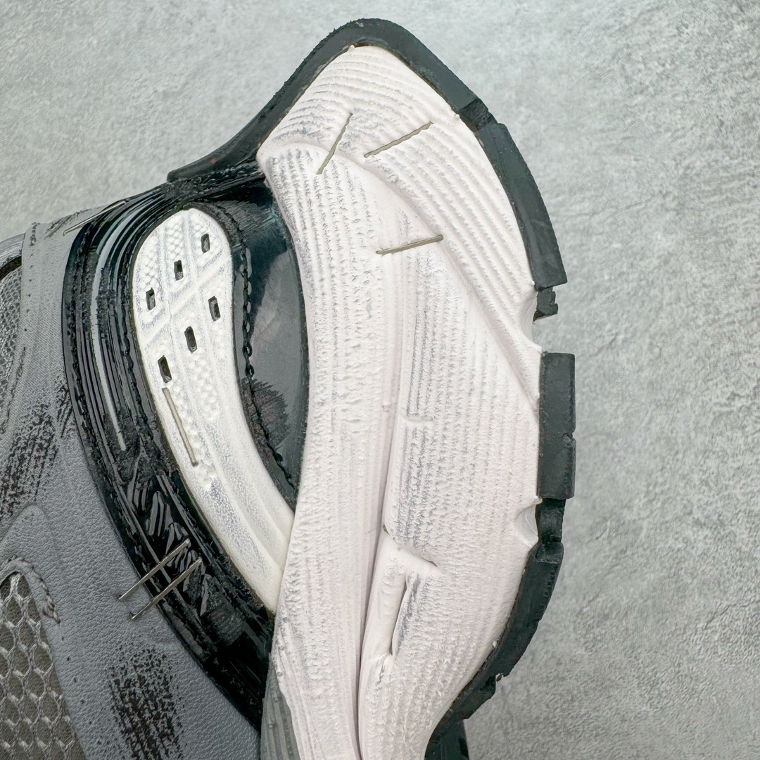 图片[12]-＃VG BALENCIAGA Stapler Sneakers 巴黎世家订书机鞋网布系带低帮走秀复古老爹鞋 圈内最强巴黎 尺码大小一比一还原Zp 区别其他工厂缩小两个号码 全套原纸板楦头开发 最原汁原味的灵魂版型 全鞋荧光划线卡点 胶水把控整洁度追求极致完美 每一双都是工艺品 多重QC质检 超越公司货的品控标准 实实在在的免检产品 原盒原配 正确字体电绣 粗细、位置、大小正确 侧边TPU 透气孔匹配意产原版 正确分离大底 TPU软底 原版一致大底LOGO 立体感十足 原厂皮料水洗做旧 采购原厂网纱 不含皮革 网布材料和聚氨酯 磨损效果 展现品牌对于新潮事物的热情 这款鞋子拥有巨大尺寸和醒目设计 符合当下”老爹鞋”的趋势 鞋子采用银灰配色 营造出低调而不失华丽的效果 10XL的尺码使它成为市场中最显眼的存在 适合追求个性化的人群 Balenciaga始终站在时尚前沿 此次发布的产品再次体现了他们的创新能力 偏大两码 尺码：35 36 37 38 39 40 41 42 43 44 45 46-选品中心