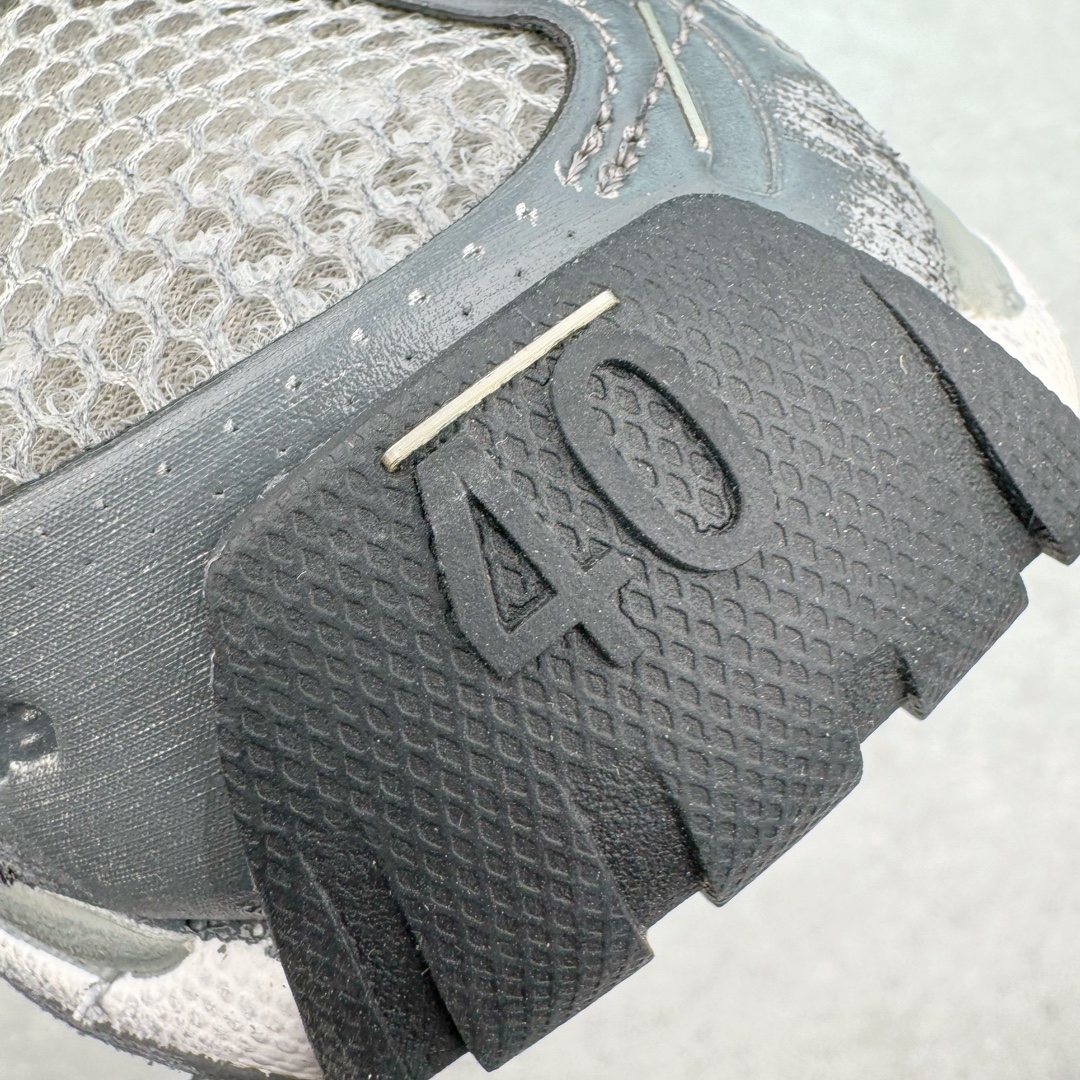 图片[18]-＃VG BALENCIAGA Stapler Sneakers 巴黎世家订书机鞋网布系带低帮走秀复古老爹鞋 圈内最强巴黎 尺码大小一比一还原Zp 区别其他工厂缩小两个号码 全套原纸板楦头开发 最原汁原味的灵魂版型 全鞋荧光划线卡点 胶水把控整洁度追求极致完美 每一双都是工艺品 多重QC质检 超越公司货的品控标准 实实在在的免检产品 原盒原配 正确字体电绣 粗细、位置、大小正确 侧边TPU 透气孔匹配意产原版 正确分离大底 TPU软底 原版一致大底LOGO 立体感十足 原厂皮料水洗做旧 采购原厂网纱 不含皮革 网布材料和聚氨酯 磨损效果 展现品牌对于新潮事物的热情 这款鞋子拥有巨大尺寸和醒目设计 符合当下”老爹鞋”的趋势 鞋子采用银灰配色 营造出低调而不失华丽的效果 10XL的尺码使它成为市场中最显眼的存在 适合追求个性化的人群 Balenciaga始终站在时尚前沿 此次发布的产品再次体现了他们的创新能力 偏大两码 尺码：35 36 37 38 39 40 41 42 43 44 45 46-选品中心