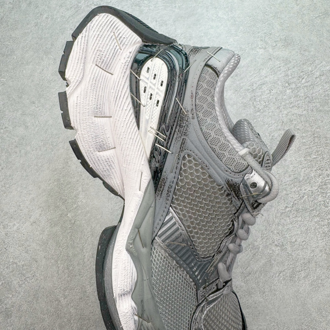 图片[6]-＃VG BALENCIAGA Stapler Sneakers 巴黎世家订书机鞋网布系带低帮走秀复古老爹鞋 圈内最强巴黎 尺码大小一比一还原Zp 区别其他工厂缩小两个号码 全套原纸板楦头开发 最原汁原味的灵魂版型 全鞋荧光划线卡点 胶水把控整洁度追求极致完美 每一双都是工艺品 多重QC质检 超越公司货的品控标准 实实在在的免检产品 原盒原配 正确字体电绣 粗细、位置、大小正确 侧边TPU 透气孔匹配意产原版 正确分离大底 TPU软底 原版一致大底LOGO 立体感十足 原厂皮料水洗做旧 采购原厂网纱 不含皮革 网布材料和聚氨酯 磨损效果 展现品牌对于新潮事物的热情 这款鞋子拥有巨大尺寸和醒目设计 符合当下”老爹鞋”的趋势 鞋子采用银灰配色 营造出低调而不失华丽的效果 10XL的尺码使它成为市场中最显眼的存在 适合追求个性化的人群 Balenciaga始终站在时尚前沿 此次发布的产品再次体现了他们的创新能力 偏大两码 尺码：35 36 37 38 39 40 41 42 43 44 45 46-选品中心