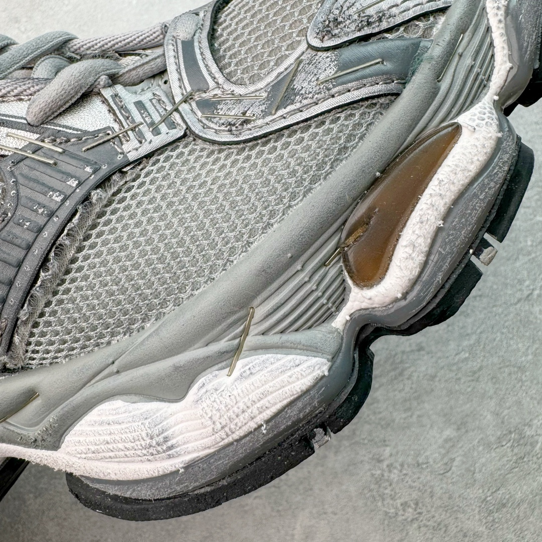 图片[17]-＃VG BALENCIAGA Stapler Sneakers 巴黎世家订书机鞋网布系带低帮走秀复古老爹鞋 圈内最强巴黎 尺码大小一比一还原Zp 区别其他工厂缩小两个号码 全套原纸板楦头开发 最原汁原味的灵魂版型 全鞋荧光划线卡点 胶水把控整洁度追求极致完美 每一双都是工艺品 多重QC质检 超越公司货的品控标准 实实在在的免检产品 原盒原配 正确字体电绣 粗细、位置、大小正确 侧边TPU 透气孔匹配意产原版 正确分离大底 TPU软底 原版一致大底LOGO 立体感十足 原厂皮料水洗做旧 采购原厂网纱 不含皮革 网布材料和聚氨酯 磨损效果 展现品牌对于新潮事物的热情 这款鞋子拥有巨大尺寸和醒目设计 符合当下”老爹鞋”的趋势 鞋子采用银灰配色 营造出低调而不失华丽的效果 10XL的尺码使它成为市场中最显眼的存在 适合追求个性化的人群 Balenciaga始终站在时尚前沿 此次发布的产品再次体现了他们的创新能力 偏大两码 尺码：35 36 37 38 39 40 41 42 43 44 45 46-选品中心