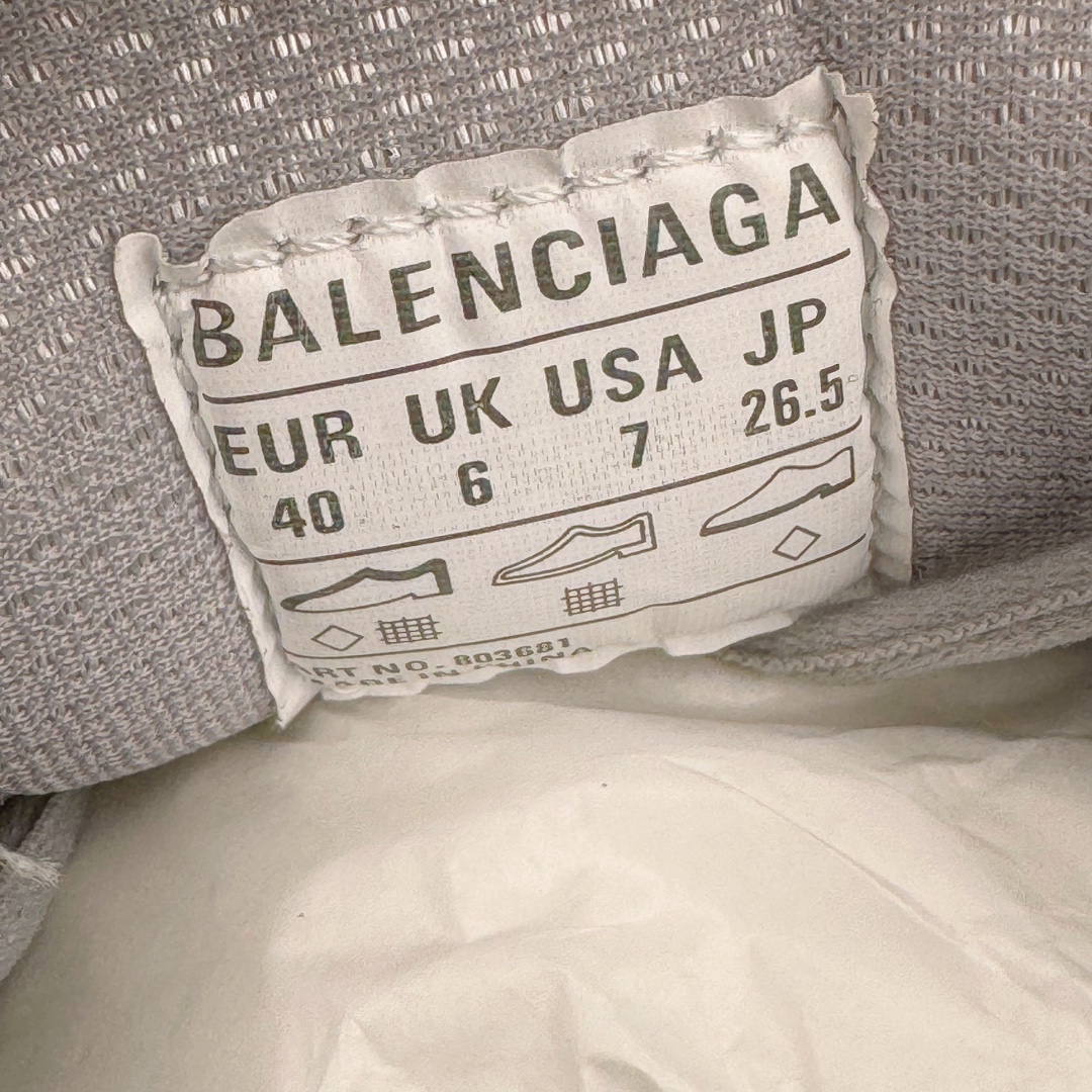 图片[11]-＃VG BALENCIAGA Stapler Sneakers 巴黎世家订书机鞋网布系带低帮走秀复古老爹鞋 圈内最强巴黎 尺码大小一比一还原Zp 区别其他工厂缩小两个号码 全套原纸板楦头开发 最原汁原味的灵魂版型 全鞋荧光划线卡点 胶水把控整洁度追求极致完美 每一双都是工艺品 多重QC质检 超越公司货的品控标准 实实在在的免检产品 原盒原配 正确字体电绣 粗细、位置、大小正确 侧边TPU 透气孔匹配意产原版 正确分离大底 TPU软底 原版一致大底LOGO 立体感十足 原厂皮料水洗做旧 采购原厂网纱 不含皮革 网布材料和聚氨酯 磨损效果 展现品牌对于新潮事物的热情 这款鞋子拥有巨大尺寸和醒目设计 符合当下”老爹鞋”的趋势 鞋子采用银灰配色 营造出低调而不失华丽的效果 10XL的尺码使它成为市场中最显眼的存在 适合追求个性化的人群 Balenciaga始终站在时尚前沿 此次发布的产品再次体现了他们的创新能力 偏大两码 尺码：35 36 37 38 39 40 41 42 43 44 45 46-选品中心