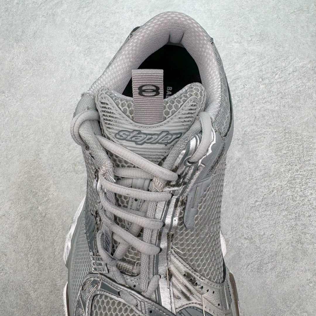 图片[5]-＃VG BALENCIAGA Stapler Sneakers 巴黎世家订书机鞋网布系带低帮走秀复古老爹鞋 圈内最强巴黎 尺码大小一比一还原Zp 区别其他工厂缩小两个号码 全套原纸板楦头开发 最原汁原味的灵魂版型 全鞋荧光划线卡点 胶水把控整洁度追求极致完美 每一双都是工艺品 多重QC质检 超越公司货的品控标准 实实在在的免检产品 原盒原配 正确字体电绣 粗细、位置、大小正确 侧边TPU 透气孔匹配意产原版 正确分离大底 TPU软底 原版一致大底LOGO 立体感十足 原厂皮料水洗做旧 采购原厂网纱 不含皮革 网布材料和聚氨酯 磨损效果 展现品牌对于新潮事物的热情 这款鞋子拥有巨大尺寸和醒目设计 符合当下”老爹鞋”的趋势 鞋子采用银灰配色 营造出低调而不失华丽的效果 10XL的尺码使它成为市场中最显眼的存在 适合追求个性化的人群 Balenciaga始终站在时尚前沿 此次发布的产品再次体现了他们的创新能力 偏大两码 尺码：35 36 37 38 39 40 41 42 43 44 45 46-选品中心