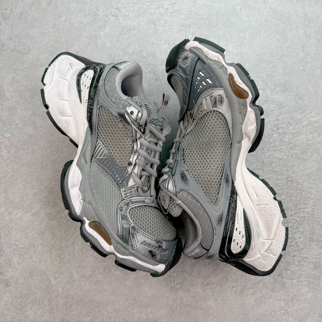 图片[3]-＃VG BALENCIAGA Stapler Sneakers 巴黎世家订书机鞋网布系带低帮走秀复古老爹鞋 圈内最强巴黎 尺码大小一比一还原Zp 区别其他工厂缩小两个号码 全套原纸板楦头开发 最原汁原味的灵魂版型 全鞋荧光划线卡点 胶水把控整洁度追求极致完美 每一双都是工艺品 多重QC质检 超越公司货的品控标准 实实在在的免检产品 原盒原配 正确字体电绣 粗细、位置、大小正确 侧边TPU 透气孔匹配意产原版 正确分离大底 TPU软底 原版一致大底LOGO 立体感十足 原厂皮料水洗做旧 采购原厂网纱 不含皮革 网布材料和聚氨酯 磨损效果 展现品牌对于新潮事物的热情 这款鞋子拥有巨大尺寸和醒目设计 符合当下”老爹鞋”的趋势 鞋子采用银灰配色 营造出低调而不失华丽的效果 10XL的尺码使它成为市场中最显眼的存在 适合追求个性化的人群 Balenciaga始终站在时尚前沿 此次发布的产品再次体现了他们的创新能力 偏大两码 尺码：35 36 37 38 39 40 41 42 43 44 45 46-选品中心