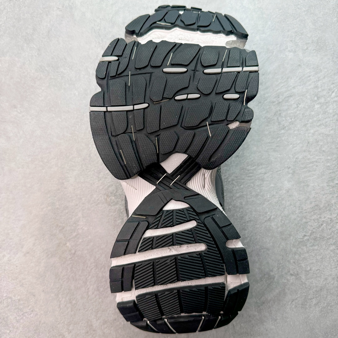 图片[9]-＃VG BALENCIAGA Stapler Sneakers 巴黎世家订书机鞋网布系带低帮走秀复古老爹鞋 圈内最强巴黎 尺码大小一比一还原Zp 区别其他工厂缩小两个号码 全套原纸板楦头开发 最原汁原味的灵魂版型 全鞋荧光划线卡点 胶水把控整洁度追求极致完美 每一双都是工艺品 多重QC质检 超越公司货的品控标准 实实在在的免检产品 原盒原配 正确字体电绣 粗细、位置、大小正确 侧边TPU 透气孔匹配意产原版 正确分离大底 TPU软底 原版一致大底LOGO 立体感十足 原厂皮料水洗做旧 采购原厂网纱 不含皮革 网布材料和聚氨酯 磨损效果 展现品牌对于新潮事物的热情 这款鞋子拥有巨大尺寸和醒目设计 符合当下”老爹鞋”的趋势 鞋子采用银灰配色 营造出低调而不失华丽的效果 10XL的尺码使它成为市场中最显眼的存在 适合追求个性化的人群 Balenciaga始终站在时尚前沿 此次发布的产品再次体现了他们的创新能力 偏大两码 尺码：35 36 37 38 39 40 41 42 43 44 45 46-选品中心