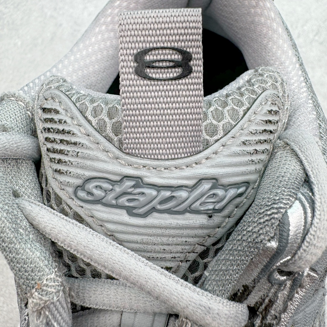 图片[13]-＃VG BALENCIAGA Stapler Sneakers 巴黎世家订书机鞋网布系带低帮走秀复古老爹鞋 圈内最强巴黎 尺码大小一比一还原Zp 区别其他工厂缩小两个号码 全套原纸板楦头开发 最原汁原味的灵魂版型 全鞋荧光划线卡点 胶水把控整洁度追求极致完美 每一双都是工艺品 多重QC质检 超越公司货的品控标准 实实在在的免检产品 原盒原配 正确字体电绣 粗细、位置、大小正确 侧边TPU 透气孔匹配意产原版 正确分离大底 TPU软底 原版一致大底LOGO 立体感十足 原厂皮料水洗做旧 采购原厂网纱 不含皮革 网布材料和聚氨酯 磨损效果 展现品牌对于新潮事物的热情 这款鞋子拥有巨大尺寸和醒目设计 符合当下”老爹鞋”的趋势 鞋子采用银灰配色 营造出低调而不失华丽的效果 10XL的尺码使它成为市场中最显眼的存在 适合追求个性化的人群 Balenciaga始终站在时尚前沿 此次发布的产品再次体现了他们的创新能力 偏大两码 尺码：35 36 37 38 39 40 41 42 43 44 45 46-选品中心
