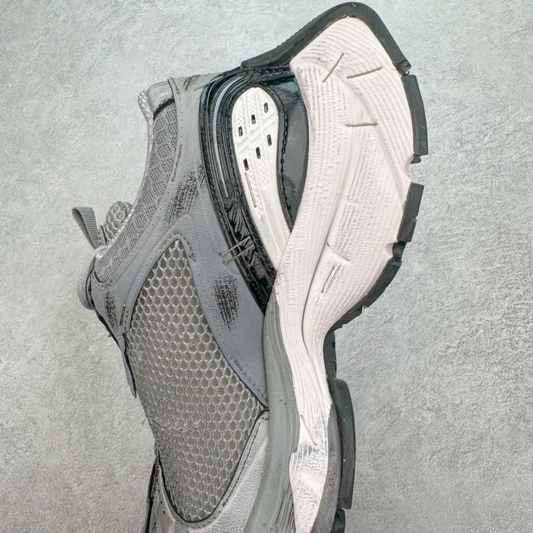 图片[7]-＃VG BALENCIAGA Stapler Sneakers 巴黎世家订书机鞋网布系带低帮走秀复古老爹鞋 圈内最强巴黎 尺码大小一比一还原Zp 区别其他工厂缩小两个号码 全套原纸板楦头开发 最原汁原味的灵魂版型 全鞋荧光划线卡点 胶水把控整洁度追求极致完美 每一双都是工艺品 多重QC质检 超越公司货的品控标准 实实在在的免检产品 原盒原配 正确字体电绣 粗细、位置、大小正确 侧边TPU 透气孔匹配意产原版 正确分离大底 TPU软底 原版一致大底LOGO 立体感十足 原厂皮料水洗做旧 采购原厂网纱 不含皮革 网布材料和聚氨酯 磨损效果 展现品牌对于新潮事物的热情 这款鞋子拥有巨大尺寸和醒目设计 符合当下”老爹鞋”的趋势 鞋子采用银灰配色 营造出低调而不失华丽的效果 10XL的尺码使它成为市场中最显眼的存在 适合追求个性化的人群 Balenciaga始终站在时尚前沿 此次发布的产品再次体现了他们的创新能力 偏大两码 尺码：35 36 37 38 39 40 41 42 43 44 45 46-选品中心