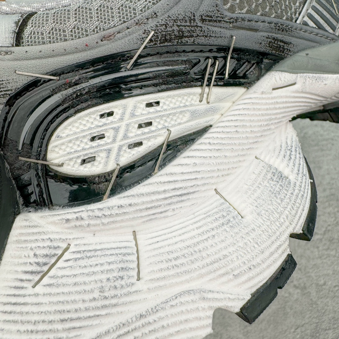 图片[15]-＃VG BALENCIAGA Stapler Sneakers 巴黎世家订书机鞋网布系带低帮走秀复古老爹鞋 圈内最强巴黎 尺码大小一比一还原Zp 区别其他工厂缩小两个号码 全套原纸板楦头开发 最原汁原味的灵魂版型 全鞋荧光划线卡点 胶水把控整洁度追求极致完美 每一双都是工艺品 多重QC质检 超越公司货的品控标准 实实在在的免检产品 原盒原配 正确字体电绣 粗细、位置、大小正确 侧边TPU 透气孔匹配意产原版 正确分离大底 TPU软底 原版一致大底LOGO 立体感十足 原厂皮料水洗做旧 采购原厂网纱 不含皮革 网布材料和聚氨酯 磨损效果 展现品牌对于新潮事物的热情 这款鞋子拥有巨大尺寸和醒目设计 符合当下”老爹鞋”的趋势 鞋子采用银灰配色 营造出低调而不失华丽的效果 10XL的尺码使它成为市场中最显眼的存在 适合追求个性化的人群 Balenciaga始终站在时尚前沿 此次发布的产品再次体现了他们的创新能力 偏大两码 尺码：35 36 37 38 39 40 41 42 43 44 45 46-选品中心