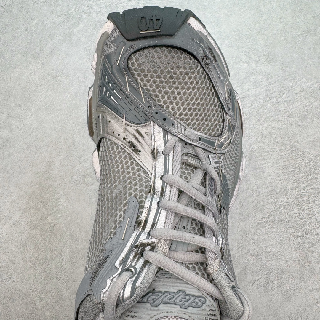 图片[4]-＃VG BALENCIAGA Stapler Sneakers 巴黎世家订书机鞋网布系带低帮走秀复古老爹鞋 圈内最强巴黎 尺码大小一比一还原Zp 区别其他工厂缩小两个号码 全套原纸板楦头开发 最原汁原味的灵魂版型 全鞋荧光划线卡点 胶水把控整洁度追求极致完美 每一双都是工艺品 多重QC质检 超越公司货的品控标准 实实在在的免检产品 原盒原配 正确字体电绣 粗细、位置、大小正确 侧边TPU 透气孔匹配意产原版 正确分离大底 TPU软底 原版一致大底LOGO 立体感十足 原厂皮料水洗做旧 采购原厂网纱 不含皮革 网布材料和聚氨酯 磨损效果 展现品牌对于新潮事物的热情 这款鞋子拥有巨大尺寸和醒目设计 符合当下”老爹鞋”的趋势 鞋子采用银灰配色 营造出低调而不失华丽的效果 10XL的尺码使它成为市场中最显眼的存在 适合追求个性化的人群 Balenciaga始终站在时尚前沿 此次发布的产品再次体现了他们的创新能力 偏大两码 尺码：35 36 37 38 39 40 41 42 43 44 45 46-选品中心