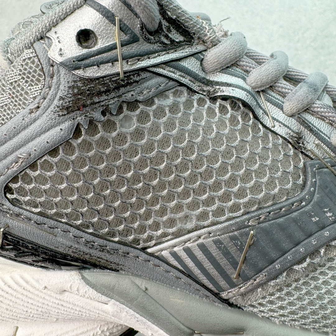 图片[16]-＃VG BALENCIAGA Stapler Sneakers 巴黎世家订书机鞋网布系带低帮走秀复古老爹鞋 圈内最强巴黎 尺码大小一比一还原Zp 区别其他工厂缩小两个号码 全套原纸板楦头开发 最原汁原味的灵魂版型 全鞋荧光划线卡点 胶水把控整洁度追求极致完美 每一双都是工艺品 多重QC质检 超越公司货的品控标准 实实在在的免检产品 原盒原配 正确字体电绣 粗细、位置、大小正确 侧边TPU 透气孔匹配意产原版 正确分离大底 TPU软底 原版一致大底LOGO 立体感十足 原厂皮料水洗做旧 采购原厂网纱 不含皮革 网布材料和聚氨酯 磨损效果 展现品牌对于新潮事物的热情 这款鞋子拥有巨大尺寸和醒目设计 符合当下”老爹鞋”的趋势 鞋子采用银灰配色 营造出低调而不失华丽的效果 10XL的尺码使它成为市场中最显眼的存在 适合追求个性化的人群 Balenciaga始终站在时尚前沿 此次发布的产品再次体现了他们的创新能力 偏大两码 尺码：35 36 37 38 39 40 41 42 43 44 45 46-选品中心