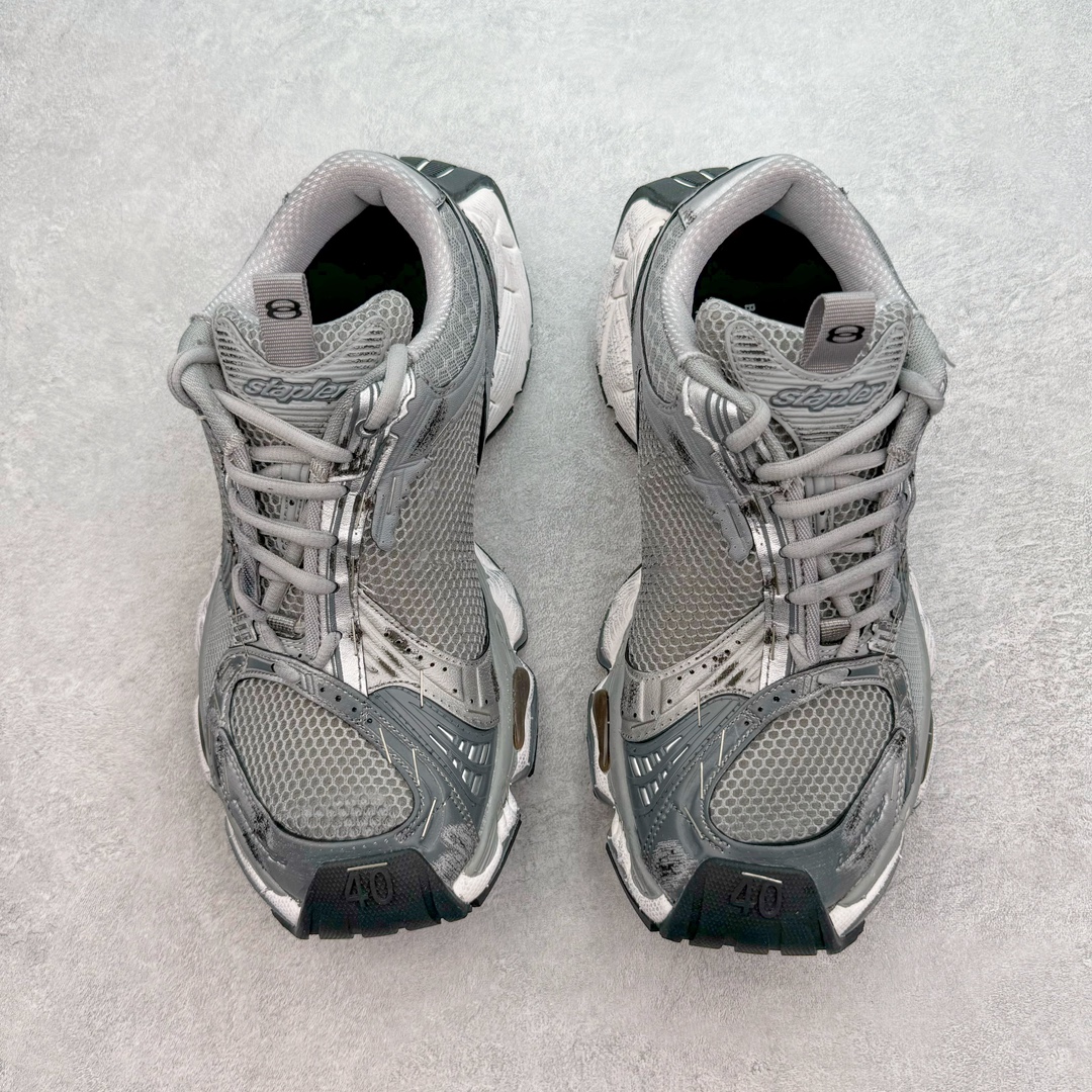 图片[2]-＃VG BALENCIAGA Stapler Sneakers 巴黎世家订书机鞋网布系带低帮走秀复古老爹鞋 圈内最强巴黎 尺码大小一比一还原Zp 区别其他工厂缩小两个号码 全套原纸板楦头开发 最原汁原味的灵魂版型 全鞋荧光划线卡点 胶水把控整洁度追求极致完美 每一双都是工艺品 多重QC质检 超越公司货的品控标准 实实在在的免检产品 原盒原配 正确字体电绣 粗细、位置、大小正确 侧边TPU 透气孔匹配意产原版 正确分离大底 TPU软底 原版一致大底LOGO 立体感十足 原厂皮料水洗做旧 采购原厂网纱 不含皮革 网布材料和聚氨酯 磨损效果 展现品牌对于新潮事物的热情 这款鞋子拥有巨大尺寸和醒目设计 符合当下”老爹鞋”的趋势 鞋子采用银灰配色 营造出低调而不失华丽的效果 10XL的尺码使它成为市场中最显眼的存在 适合追求个性化的人群 Balenciaga始终站在时尚前沿 此次发布的产品再次体现了他们的创新能力 偏大两码 尺码：35 36 37 38 39 40 41 42 43 44 45 46-选品中心