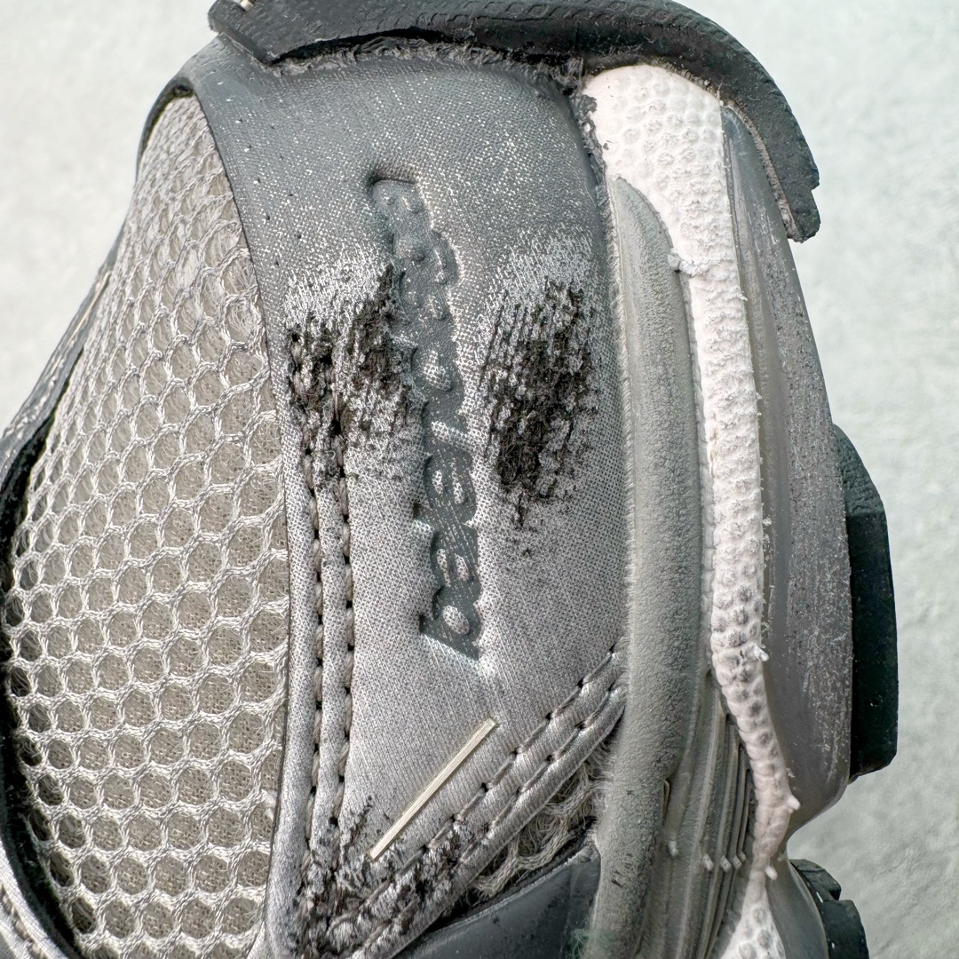 图片[19]-＃VG BALENCIAGA Stapler Sneakers 巴黎世家订书机鞋网布系带低帮走秀复古老爹鞋 圈内最强巴黎 尺码大小一比一还原Zp 区别其他工厂缩小两个号码 全套原纸板楦头开发 最原汁原味的灵魂版型 全鞋荧光划线卡点 胶水把控整洁度追求极致完美 每一双都是工艺品 多重QC质检 超越公司货的品控标准 实实在在的免检产品 原盒原配 正确字体电绣 粗细、位置、大小正确 侧边TPU 透气孔匹配意产原版 正确分离大底 TPU软底 原版一致大底LOGO 立体感十足 原厂皮料水洗做旧 采购原厂网纱 不含皮革 网布材料和聚氨酯 磨损效果 展现品牌对于新潮事物的热情 这款鞋子拥有巨大尺寸和醒目设计 符合当下”老爹鞋”的趋势 鞋子采用银灰配色 营造出低调而不失华丽的效果 10XL的尺码使它成为市场中最显眼的存在 适合追求个性化的人群 Balenciaga始终站在时尚前沿 此次发布的产品再次体现了他们的创新能力 偏大两码 尺码：35 36 37 38 39 40 41 42 43 44 45 46-选品中心