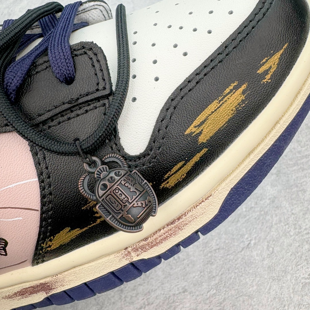 图片[17]-＃YC纯原 NK Dunk Low 荷鲁斯之眼 FV8106-181 定制系列天花板 无原鞋不开发 全系列得物原鞋一比一校对开发 配色持续更新中 终端对接 优势输出 全套原厂楦头原纸板数据档案倾力打造 原汁原味莞产 极致还原 圈内最强针车工艺 高端零售指定版 广东原厂配套原盒原标 鞋盒分三个尺码段 原厂冲刀 超高清洁度 全鞋零毛边皮料切割 采用原厂百宏鞋带以及原厂百宏织唛舌标 内标可供原厂几率过验 进口原装条纹中底布 四线拉帮白色点胶 原厂拉帮手法遵循公司 原厂电绣 极致还原 尺码：40 40.5 41 42 42.5 43 44 44.5 45 46-选品中心