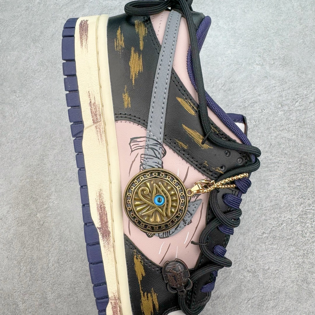 图片[6]-＃YC纯原 NK Dunk Low 荷鲁斯之眼 FV8106-181 定制系列天花板 无原鞋不开发 全系列得物原鞋一比一校对开发 配色持续更新中 终端对接 优势输出 全套原厂楦头原纸板数据档案倾力打造 原汁原味莞产 极致还原 圈内最强针车工艺 高端零售指定版 广东原厂配套原盒原标 鞋盒分三个尺码段 原厂冲刀 超高清洁度 全鞋零毛边皮料切割 采用原厂百宏鞋带以及原厂百宏织唛舌标 内标可供原厂几率过验 进口原装条纹中底布 四线拉帮白色点胶 原厂拉帮手法遵循公司 原厂电绣 极致还原 尺码：40 40.5 41 42 42.5 43 44 44.5 45 46-选品中心