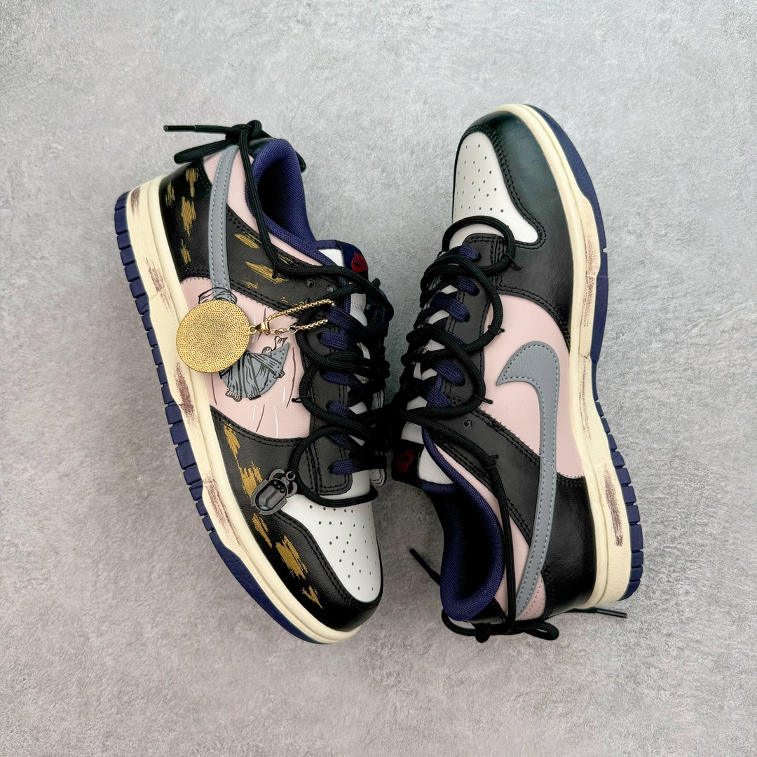 图片[3]-＃YC纯原 NK Dunk Low 荷鲁斯之眼 FV8106-181 定制系列天花板 无原鞋不开发 全系列得物原鞋一比一校对开发 配色持续更新中 终端对接 优势输出 全套原厂楦头原纸板数据档案倾力打造 原汁原味莞产 极致还原 圈内最强针车工艺 高端零售指定版 广东原厂配套原盒原标 鞋盒分三个尺码段 原厂冲刀 超高清洁度 全鞋零毛边皮料切割 采用原厂百宏鞋带以及原厂百宏织唛舌标 内标可供原厂几率过验 进口原装条纹中底布 四线拉帮白色点胶 原厂拉帮手法遵循公司 原厂电绣 极致还原 尺码：40 40.5 41 42 42.5 43 44 44.5 45 46-选品中心