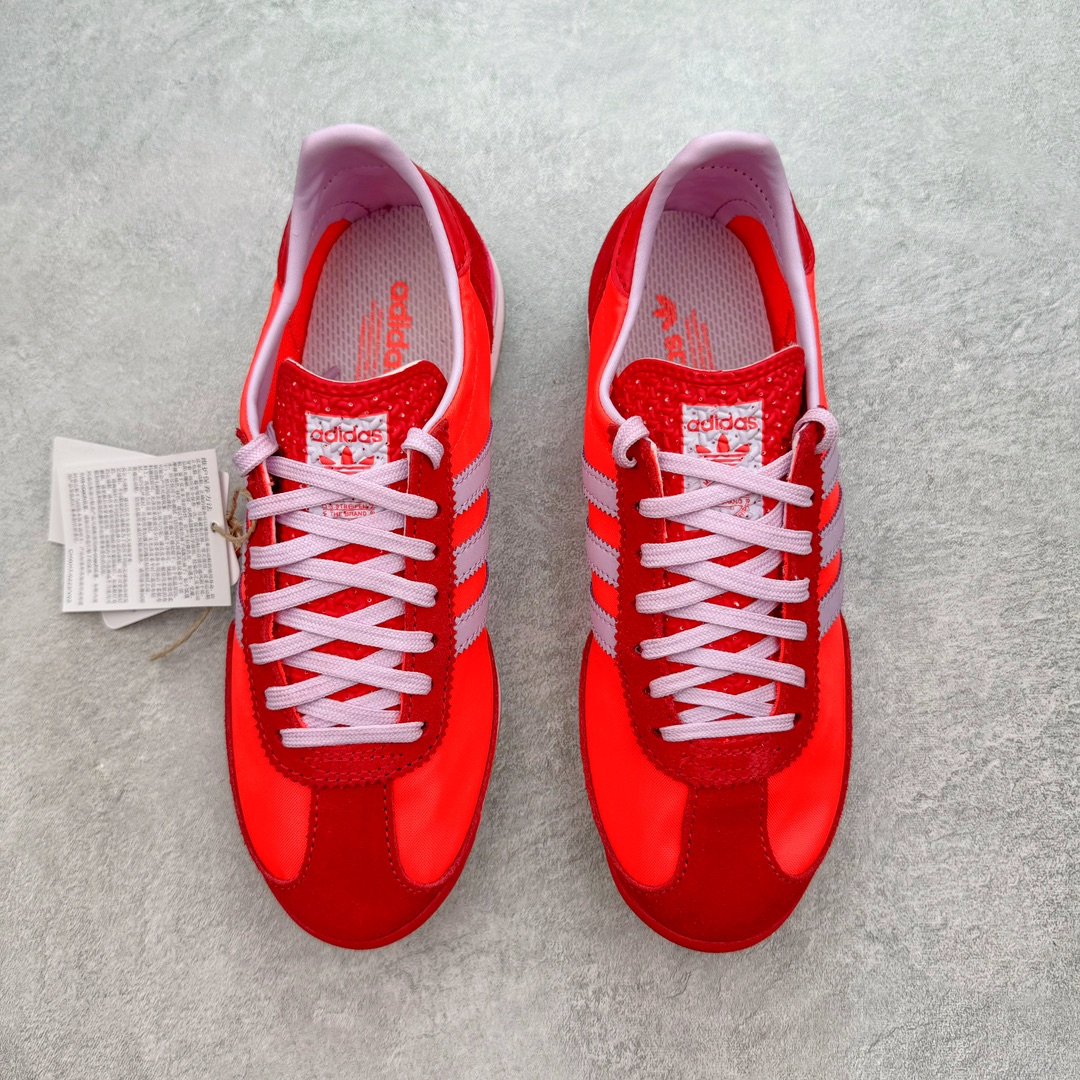 图片[2]-＃MF AD Wmns SL72 OG 系列德训足球风百搭低帮休闲运动板鞋 JH7392 Originals推出复古「T头鞋」造型的SL72鞋款复刻，有男女两款可选。男生款为SL72RS，鞋型挺立饱满，鞋底增加高度，采用麂皮与布面制作，符合复古氛围；女生款为SL72OGW，致敬经典款式，鞋身纤细，还原70年代设计，以绿色呈现，点缀金色细节。多款配色可选。「T 头鞋」这两年有多火大家见到了吧？明星、穿搭博主几乎人手一双，凭借复古味的外观，以及亲民的价格，同样成为了不少球鞋玩家日常上脚首选。近日 adidas Originals 将有「T 头鞋」造型的诞生于 1972 年的 SL72 鞋款复刻带回，各位买鞋又有新选择了。1972 年 SL72 问世后，引领了后来阿迪达斯的跑鞋发展方向，其中「SL」代表了 Super Light，彰显了产品轻便的特性。1972 年 SL72 问世后，引领了后来阿迪达斯的跑鞋发展方向，其中「SL」代表了 Super Light，彰显了产品轻便的特性。这次 adidas Originals 延续其轻质经典的基因，带来男女两款 SL72。男生款带来 SL72 RS 鞋型，RS 意为 Reshaped（重塑），鞋款在保留了经典的外观基础上，在尼龙材质里增加了填充物，使鞋型更加挺立和饱满，鞋头则更加圆润，鞋底的 EVA 材质则增加了鞋款的高度。女生款则带来 SL72 OG W 鞋型，OG 顾名思义则是致敬经典款式，相较于 RS（Reshaped）鞋款，鞋身更加纤细，其整体鞋身轮廓、线条、细节、材质上尊崇 70 年代 SL72 的设计，还原经典味道。尺码：36 36⅔ 37⅓ 38 38⅔ 39⅓ 40 40⅔ 41⅓ 42 42⅔ 43⅓ 44 44⅔ 45-选品中心