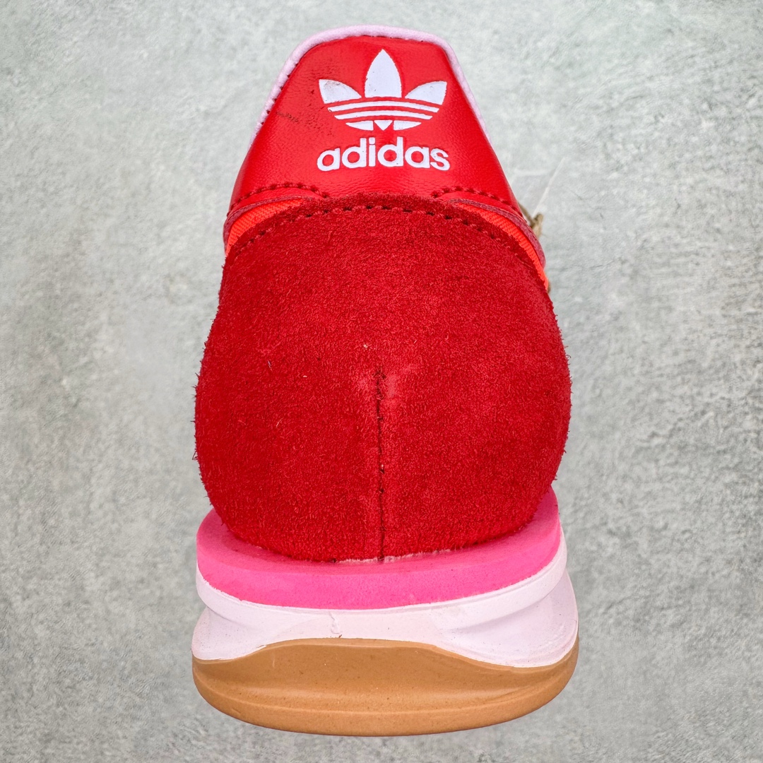 图片[8]-＃MF AD Wmns SL72 OG 系列德训足球风百搭低帮休闲运动板鞋 JH7392 Originals推出复古「T头鞋」造型的SL72鞋款复刻，有男女两款可选。男生款为SL72RS，鞋型挺立饱满，鞋底增加高度，采用麂皮与布面制作，符合复古氛围；女生款为SL72OGW，致敬经典款式，鞋身纤细，还原70年代设计，以绿色呈现，点缀金色细节。多款配色可选。「T 头鞋」这两年有多火大家见到了吧？明星、穿搭博主几乎人手一双，凭借复古味的外观，以及亲民的价格，同样成为了不少球鞋玩家日常上脚首选。近日 adidas Originals 将有「T 头鞋」造型的诞生于 1972 年的 SL72 鞋款复刻带回，各位买鞋又有新选择了。1972 年 SL72 问世后，引领了后来阿迪达斯的跑鞋发展方向，其中「SL」代表了 Super Light，彰显了产品轻便的特性。1972 年 SL72 问世后，引领了后来阿迪达斯的跑鞋发展方向，其中「SL」代表了 Super Light，彰显了产品轻便的特性。这次 adidas Originals 延续其轻质经典的基因，带来男女两款 SL72。男生款带来 SL72 RS 鞋型，RS 意为 Reshaped（重塑），鞋款在保留了经典的外观基础上，在尼龙材质里增加了填充物，使鞋型更加挺立和饱满，鞋头则更加圆润，鞋底的 EVA 材质则增加了鞋款的高度。女生款则带来 SL72 OG W 鞋型，OG 顾名思义则是致敬经典款式，相较于 RS（Reshaped）鞋款，鞋身更加纤细，其整体鞋身轮廓、线条、细节、材质上尊崇 70 年代 SL72 的设计，还原经典味道。尺码：36 36⅔ 37⅓ 38 38⅔ 39⅓ 40 40⅔ 41⅓ 42 42⅔ 43⅓ 44 44⅔ 45-选品中心