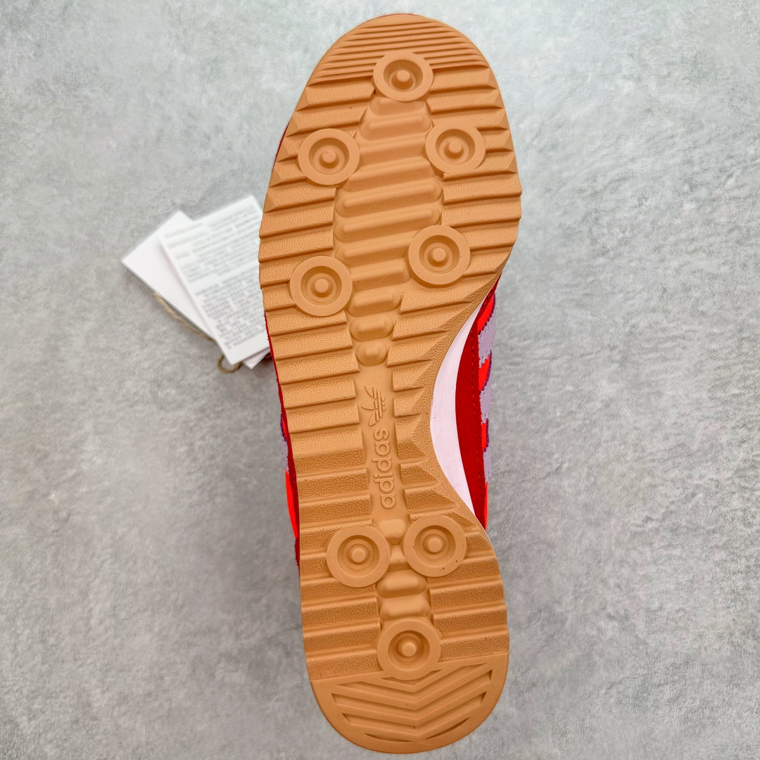 图片[9]-＃MF AD Wmns SL72 OG 系列德训足球风百搭低帮休闲运动板鞋 JH7392 Originals推出复古「T头鞋」造型的SL72鞋款复刻，有男女两款可选。男生款为SL72RS，鞋型挺立饱满，鞋底增加高度，采用麂皮与布面制作，符合复古氛围；女生款为SL72OGW，致敬经典款式，鞋身纤细，还原70年代设计，以绿色呈现，点缀金色细节。多款配色可选。「T 头鞋」这两年有多火大家见到了吧？明星、穿搭博主几乎人手一双，凭借复古味的外观，以及亲民的价格，同样成为了不少球鞋玩家日常上脚首选。近日 adidas Originals 将有「T 头鞋」造型的诞生于 1972 年的 SL72 鞋款复刻带回，各位买鞋又有新选择了。1972 年 SL72 问世后，引领了后来阿迪达斯的跑鞋发展方向，其中「SL」代表了 Super Light，彰显了产品轻便的特性。1972 年 SL72 问世后，引领了后来阿迪达斯的跑鞋发展方向，其中「SL」代表了 Super Light，彰显了产品轻便的特性。这次 adidas Originals 延续其轻质经典的基因，带来男女两款 SL72。男生款带来 SL72 RS 鞋型，RS 意为 Reshaped（重塑），鞋款在保留了经典的外观基础上，在尼龙材质里增加了填充物，使鞋型更加挺立和饱满，鞋头则更加圆润，鞋底的 EVA 材质则增加了鞋款的高度。女生款则带来 SL72 OG W 鞋型，OG 顾名思义则是致敬经典款式，相较于 RS（Reshaped）鞋款，鞋身更加纤细，其整体鞋身轮廓、线条、细节、材质上尊崇 70 年代 SL72 的设计，还原经典味道。尺码：36 36⅔ 37⅓ 38 38⅔ 39⅓ 40 40⅔ 41⅓ 42 42⅔ 43⅓ 44 44⅔ 45-选品中心