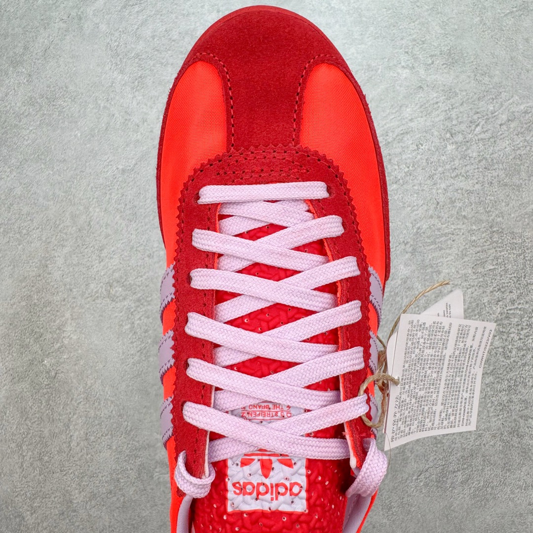 图片[4]-＃MF AD Wmns SL72 OG 系列德训足球风百搭低帮休闲运动板鞋 JH7392 Originals推出复古「T头鞋」造型的SL72鞋款复刻，有男女两款可选。男生款为SL72RS，鞋型挺立饱满，鞋底增加高度，采用麂皮与布面制作，符合复古氛围；女生款为SL72OGW，致敬经典款式，鞋身纤细，还原70年代设计，以绿色呈现，点缀金色细节。多款配色可选。「T 头鞋」这两年有多火大家见到了吧？明星、穿搭博主几乎人手一双，凭借复古味的外观，以及亲民的价格，同样成为了不少球鞋玩家日常上脚首选。近日 adidas Originals 将有「T 头鞋」造型的诞生于 1972 年的 SL72 鞋款复刻带回，各位买鞋又有新选择了。1972 年 SL72 问世后，引领了后来阿迪达斯的跑鞋发展方向，其中「SL」代表了 Super Light，彰显了产品轻便的特性。1972 年 SL72 问世后，引领了后来阿迪达斯的跑鞋发展方向，其中「SL」代表了 Super Light，彰显了产品轻便的特性。这次 adidas Originals 延续其轻质经典的基因，带来男女两款 SL72。男生款带来 SL72 RS 鞋型，RS 意为 Reshaped（重塑），鞋款在保留了经典的外观基础上，在尼龙材质里增加了填充物，使鞋型更加挺立和饱满，鞋头则更加圆润，鞋底的 EVA 材质则增加了鞋款的高度。女生款则带来 SL72 OG W 鞋型，OG 顾名思义则是致敬经典款式，相较于 RS（Reshaped）鞋款，鞋身更加纤细，其整体鞋身轮廓、线条、细节、材质上尊崇 70 年代 SL72 的设计，还原经典味道。尺码：36 36⅔ 37⅓ 38 38⅔ 39⅓ 40 40⅔ 41⅓ 42 42⅔ 43⅓ 44 44⅔ 45-选品中心