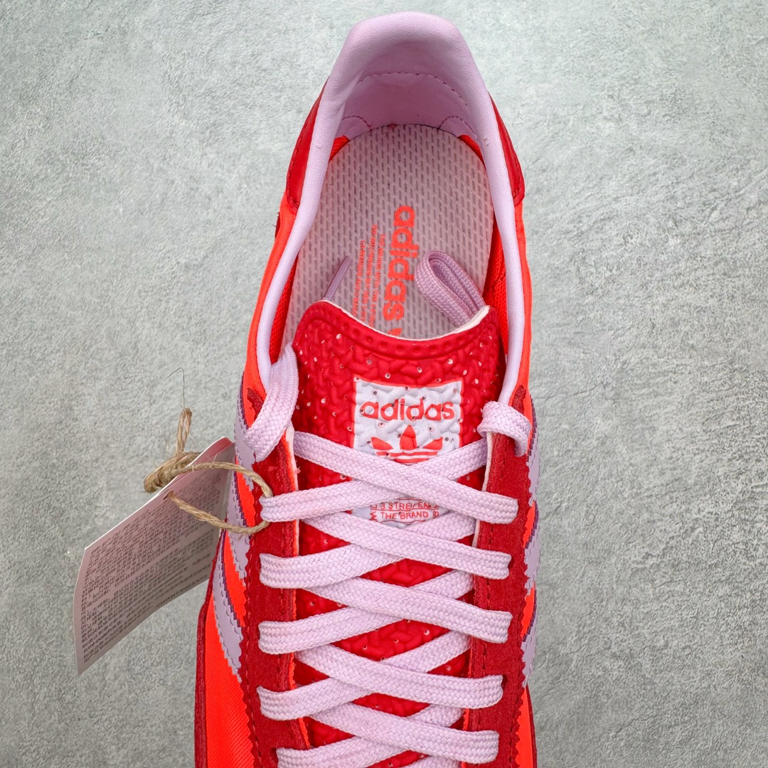 图片[5]-＃MF AD Wmns SL72 OG 系列德训足球风百搭低帮休闲运动板鞋 JH7392 Originals推出复古「T头鞋」造型的SL72鞋款复刻，有男女两款可选。男生款为SL72RS，鞋型挺立饱满，鞋底增加高度，采用麂皮与布面制作，符合复古氛围；女生款为SL72OGW，致敬经典款式，鞋身纤细，还原70年代设计，以绿色呈现，点缀金色细节。多款配色可选。「T 头鞋」这两年有多火大家见到了吧？明星、穿搭博主几乎人手一双，凭借复古味的外观，以及亲民的价格，同样成为了不少球鞋玩家日常上脚首选。近日 adidas Originals 将有「T 头鞋」造型的诞生于 1972 年的 SL72 鞋款复刻带回，各位买鞋又有新选择了。1972 年 SL72 问世后，引领了后来阿迪达斯的跑鞋发展方向，其中「SL」代表了 Super Light，彰显了产品轻便的特性。1972 年 SL72 问世后，引领了后来阿迪达斯的跑鞋发展方向，其中「SL」代表了 Super Light，彰显了产品轻便的特性。这次 adidas Originals 延续其轻质经典的基因，带来男女两款 SL72。男生款带来 SL72 RS 鞋型，RS 意为 Reshaped（重塑），鞋款在保留了经典的外观基础上，在尼龙材质里增加了填充物，使鞋型更加挺立和饱满，鞋头则更加圆润，鞋底的 EVA 材质则增加了鞋款的高度。女生款则带来 SL72 OG W 鞋型，OG 顾名思义则是致敬经典款式，相较于 RS（Reshaped）鞋款，鞋身更加纤细，其整体鞋身轮廓、线条、细节、材质上尊崇 70 年代 SL72 的设计，还原经典味道。尺码：36 36⅔ 37⅓ 38 38⅔ 39⅓ 40 40⅔ 41⅓ 42 42⅔ 43⅓ 44 44⅔ 45-选品中心