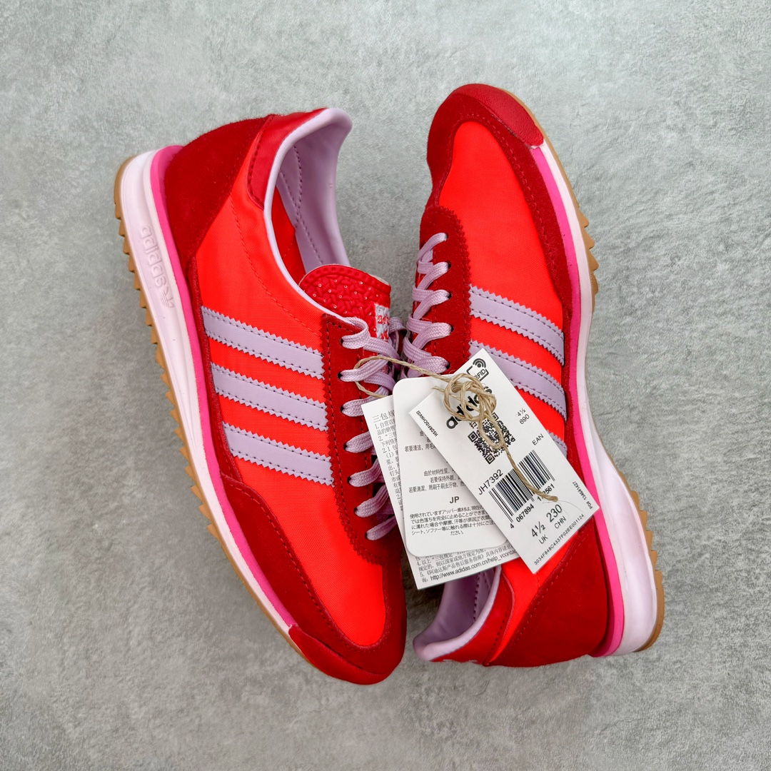 图片[3]-＃MF AD Wmns SL72 OG 系列德训足球风百搭低帮休闲运动板鞋 JH7392 Originals推出复古「T头鞋」造型的SL72鞋款复刻，有男女两款可选。男生款为SL72RS，鞋型挺立饱满，鞋底增加高度，采用麂皮与布面制作，符合复古氛围；女生款为SL72OGW，致敬经典款式，鞋身纤细，还原70年代设计，以绿色呈现，点缀金色细节。多款配色可选。「T 头鞋」这两年有多火大家见到了吧？明星、穿搭博主几乎人手一双，凭借复古味的外观，以及亲民的价格，同样成为了不少球鞋玩家日常上脚首选。近日 adidas Originals 将有「T 头鞋」造型的诞生于 1972 年的 SL72 鞋款复刻带回，各位买鞋又有新选择了。1972 年 SL72 问世后，引领了后来阿迪达斯的跑鞋发展方向，其中「SL」代表了 Super Light，彰显了产品轻便的特性。1972 年 SL72 问世后，引领了后来阿迪达斯的跑鞋发展方向，其中「SL」代表了 Super Light，彰显了产品轻便的特性。这次 adidas Originals 延续其轻质经典的基因，带来男女两款 SL72。男生款带来 SL72 RS 鞋型，RS 意为 Reshaped（重塑），鞋款在保留了经典的外观基础上，在尼龙材质里增加了填充物，使鞋型更加挺立和饱满，鞋头则更加圆润，鞋底的 EVA 材质则增加了鞋款的高度。女生款则带来 SL72 OG W 鞋型，OG 顾名思义则是致敬经典款式，相较于 RS（Reshaped）鞋款，鞋身更加纤细，其整体鞋身轮廓、线条、细节、材质上尊崇 70 年代 SL72 的设计，还原经典味道。尺码：36 36⅔ 37⅓ 38 38⅔ 39⅓ 40 40⅔ 41⅓ 42 42⅔ 43⅓ 44 44⅔ 45-选品中心