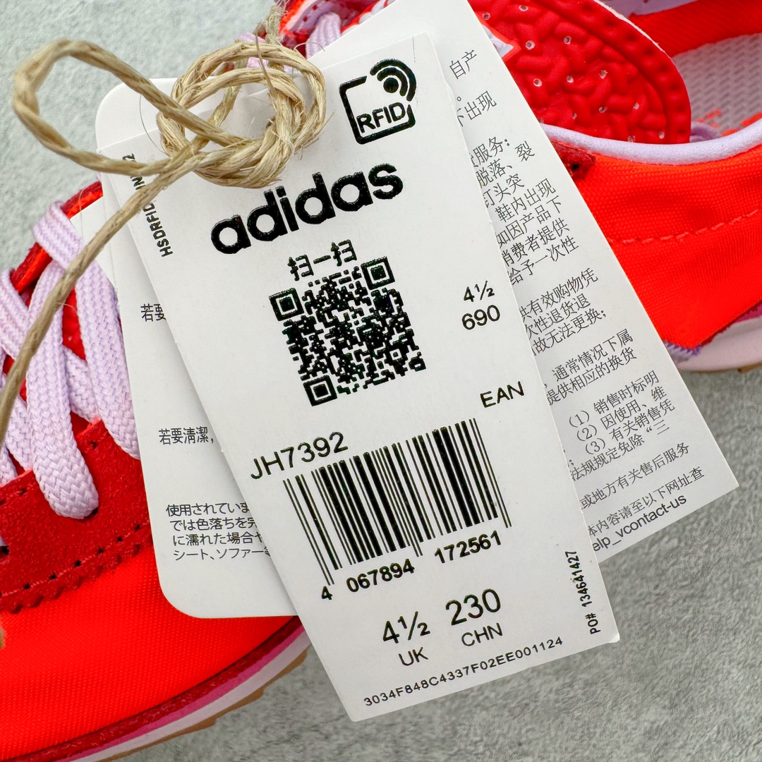 图片[11]-＃MF AD Wmns SL72 OG 系列德训足球风百搭低帮休闲运动板鞋 JH7392 Originals推出复古「T头鞋」造型的SL72鞋款复刻，有男女两款可选。男生款为SL72RS，鞋型挺立饱满，鞋底增加高度，采用麂皮与布面制作，符合复古氛围；女生款为SL72OGW，致敬经典款式，鞋身纤细，还原70年代设计，以绿色呈现，点缀金色细节。多款配色可选。「T 头鞋」这两年有多火大家见到了吧？明星、穿搭博主几乎人手一双，凭借复古味的外观，以及亲民的价格，同样成为了不少球鞋玩家日常上脚首选。近日 adidas Originals 将有「T 头鞋」造型的诞生于 1972 年的 SL72 鞋款复刻带回，各位买鞋又有新选择了。1972 年 SL72 问世后，引领了后来阿迪达斯的跑鞋发展方向，其中「SL」代表了 Super Light，彰显了产品轻便的特性。1972 年 SL72 问世后，引领了后来阿迪达斯的跑鞋发展方向，其中「SL」代表了 Super Light，彰显了产品轻便的特性。这次 adidas Originals 延续其轻质经典的基因，带来男女两款 SL72。男生款带来 SL72 RS 鞋型，RS 意为 Reshaped（重塑），鞋款在保留了经典的外观基础上，在尼龙材质里增加了填充物，使鞋型更加挺立和饱满，鞋头则更加圆润，鞋底的 EVA 材质则增加了鞋款的高度。女生款则带来 SL72 OG W 鞋型，OG 顾名思义则是致敬经典款式，相较于 RS（Reshaped）鞋款，鞋身更加纤细，其整体鞋身轮廓、线条、细节、材质上尊崇 70 年代 SL72 的设计，还原经典味道。尺码：36 36⅔ 37⅓ 38 38⅔ 39⅓ 40 40⅔ 41⅓ 42 42⅔ 43⅓ 44 44⅔ 45-选品中心