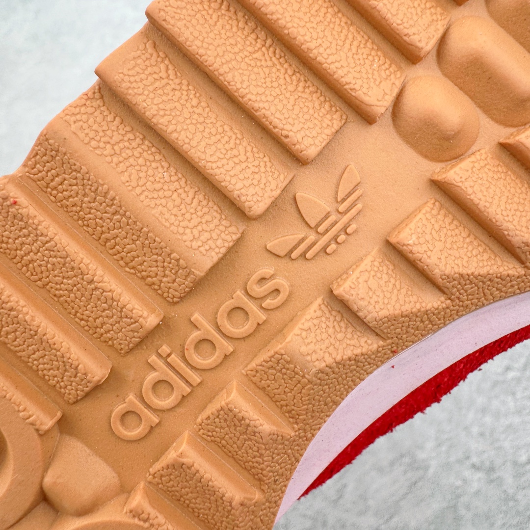 图片[15]-＃MF AD Wmns SL72 OG 系列德训足球风百搭低帮休闲运动板鞋 JH7392 Originals推出复古「T头鞋」造型的SL72鞋款复刻，有男女两款可选。男生款为SL72RS，鞋型挺立饱满，鞋底增加高度，采用麂皮与布面制作，符合复古氛围；女生款为SL72OGW，致敬经典款式，鞋身纤细，还原70年代设计，以绿色呈现，点缀金色细节。多款配色可选。「T 头鞋」这两年有多火大家见到了吧？明星、穿搭博主几乎人手一双，凭借复古味的外观，以及亲民的价格，同样成为了不少球鞋玩家日常上脚首选。近日 adidas Originals 将有「T 头鞋」造型的诞生于 1972 年的 SL72 鞋款复刻带回，各位买鞋又有新选择了。1972 年 SL72 问世后，引领了后来阿迪达斯的跑鞋发展方向，其中「SL」代表了 Super Light，彰显了产品轻便的特性。1972 年 SL72 问世后，引领了后来阿迪达斯的跑鞋发展方向，其中「SL」代表了 Super Light，彰显了产品轻便的特性。这次 adidas Originals 延续其轻质经典的基因，带来男女两款 SL72。男生款带来 SL72 RS 鞋型，RS 意为 Reshaped（重塑），鞋款在保留了经典的外观基础上，在尼龙材质里增加了填充物，使鞋型更加挺立和饱满，鞋头则更加圆润，鞋底的 EVA 材质则增加了鞋款的高度。女生款则带来 SL72 OG W 鞋型，OG 顾名思义则是致敬经典款式，相较于 RS（Reshaped）鞋款，鞋身更加纤细，其整体鞋身轮廓、线条、细节、材质上尊崇 70 年代 SL72 的设计，还原经典味道。尺码：36 36⅔ 37⅓ 38 38⅔ 39⅓ 40 40⅔ 41⅓ 42 42⅔ 43⅓ 44 44⅔ 45-选品中心